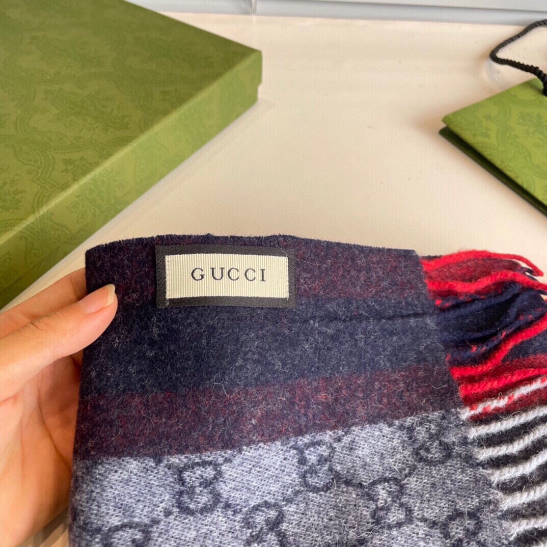 Gucci最新情侣款精选高原山羊绒打造今年秋冬最美的拼色的条纹设计搭配时下最流行的小蜜蜂元素时尚百搭围巾