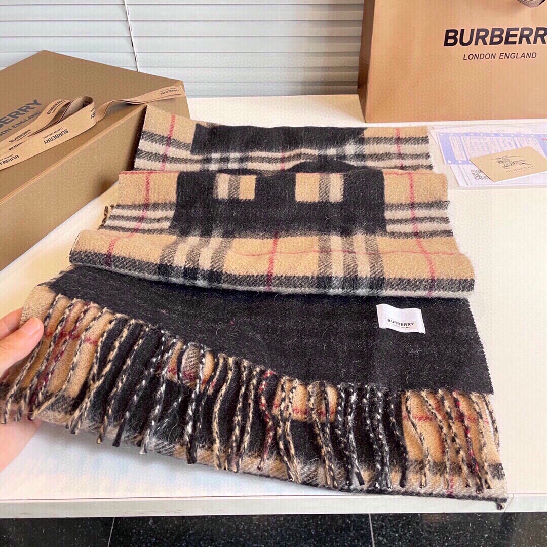 Burberry双面提花羊羔毛绒围巾最新英国专柜的单子️极品奢华点在于一面是经典羊绒格子字母徽标提花一面