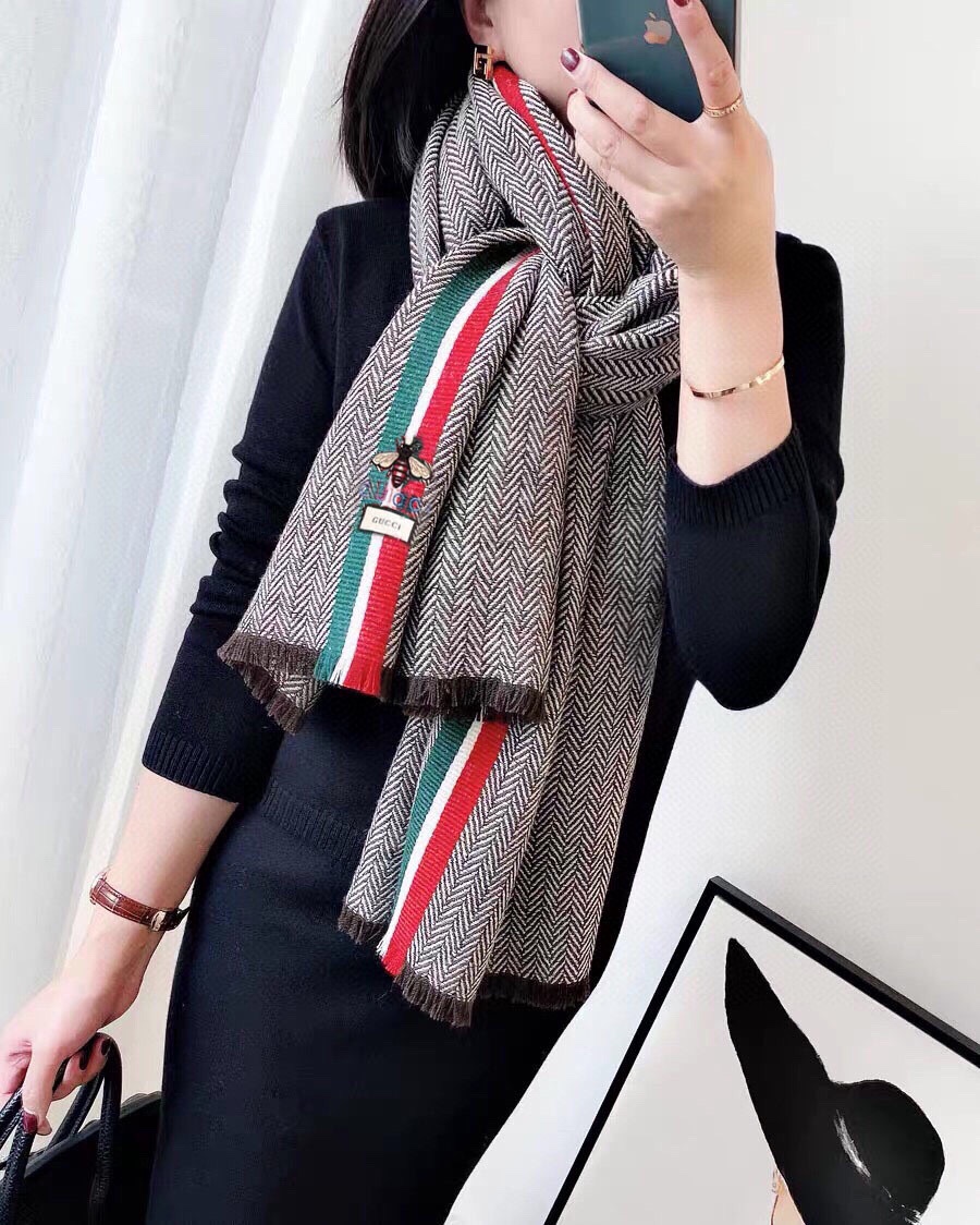 NO:180635,Gucci Bee Herringbone Colored Stripe Wool Scarf, this year's new model adopts a herringbone and colored strip design, which is very atmospheric, pure wool materials, gentle and breathable, and good warmth. Those who have used it will naturally know that it is smooth and smooth, and it will not tick the skin at all. It uses 24 worsted yarns, medium thickness, but the feel is very good, fluffy and soft, and it feels warm when worn, and it is enough to keep warm. 70x200 high-version scarf, high-version scarf, gucci19860909古驰蜜蜂人字纹彩条羊毛围巾,今年的新款,采用的是人字纹加彩条的设计,非常的大气,纯羊毛的用料,轻柔透气,保暖性好, 用过的亲们自然知道,滑糯糯的,非常的顺滑, 一点都不会扎皮肤 采用的是24支的精纺纱线,中等厚度,但是手感非常的好, 蓬松柔和,戴上去就是暖暖的感觉,御寒足够的,70x200高版本围巾,高版本围巾,gucci,scarf