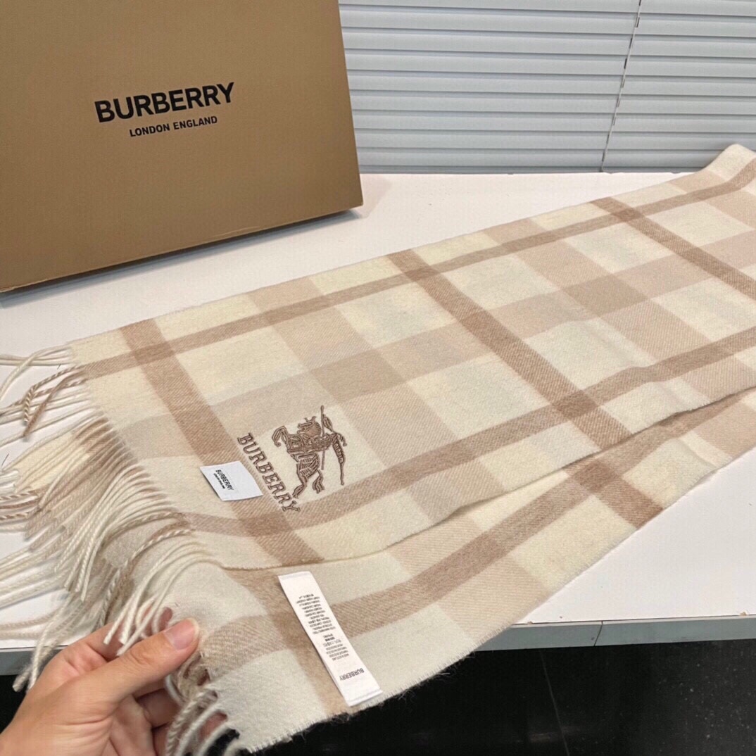 burberry经典羊绒格子围巾专柜最新品相目前专柜都换上了新标经典中的经典.全品相其他什么F货都弱爆了