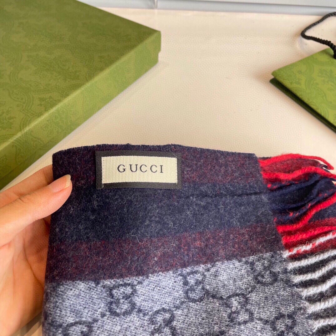 Gucci最新情侣款精选高原山羊绒打造今年秋冬最美的拼色的条纹设计搭配时下最流行的小蜜蜂元素时尚百搭围巾