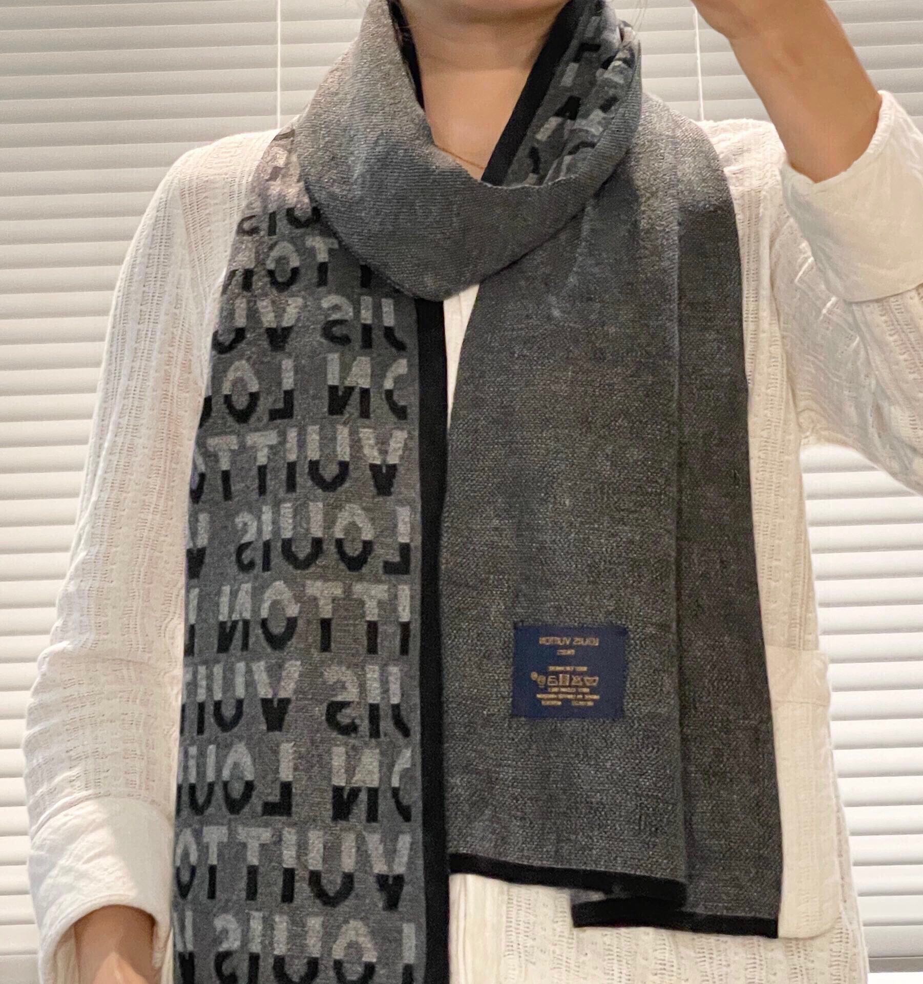 NO:184176,LV synchronization counter, high-end cashmere knitted scarf!  】It can be formal and free. This weaving method is difficult, it also costs a lot of yarn, and it is color-blocked on both sides!  The process is very difficult!  It is definitely a timeless piece of aesthetics!  The cashmere scarf that looks good at any surround is really unique!  !  This presbyopia design is really practical and versatile. In fact, there is no unnecessary design, and it looks good no matter how you surround it!  Cashmere with drape, specifications of 30*180cm are suitable for formal wear or casual wear. Folding or circling are perfect, with a warm and elegant high-version scarf, high-version scarf, louis vuitton19860909LV同步专柜,高端羊绒针织围巾！】可正式,可随意,这款织法比较难,又很费纱线,双面拼色！工艺难度非常大！绝对是一条审美不过时的单品！随便围都会好看的羊绒围巾,版型真是一绝！！这样老花设计真的太实用百搭了,其实没有多余的设计,怎么围都好看！有垂坠感羊绒,规格30*180cm搭配正装或者搭配休闲装都很合适~对折挂围或者绕圈围都完全可以,有温度的风度高版本围巾,高版本围巾,louis vuitton,scarf