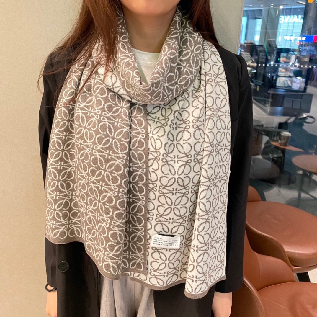 NO:184188,Luo Yiwei's new cashmere knitted long scarf is beautiful [Tearing] The imperial palace-level new model is on sale. It is extremely beautiful. Really, the upper body is extremely skin-skin-toned. If you look good, look at it yourself. The scarf size is 30*cm, the selection of pure cashmere, the first choice for gifts is high-quality scarf, the high-quality scarf, loewe19860909罗意威新款羊绒针织长巾美翻了[流泪]御用殿堂级极品新款在售 美丽至极 真的 上身极为衬肤色 百搭 好看不好看自己看吧 围巾尺寸30*cm,精选纯羊绒,送礼首选佳品高版本围巾,高版本围巾,loewe,scarf