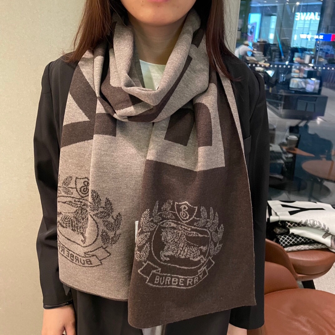NO:184162,VIP recommended Burberry counter latest scarf [top cashmere scarf] hits the hit. The real thing is really beautiful. The knitted scarf is embroidered with exquisite logo. The color of the whole scarf is very well matched. The details can be seen. The entire shawl scarf gives people a big brand aura and is very exquisite. High-end VIP recommended new 32Xcm high-end scarf, high-end scarf, burberry, shawls19860909vip推荐巴宝莉专柜最新款围巾【顶级羊绒围巾】爆款哦 实物真心美 针织围巾配以精美logo的刺绣整条围巾颜色的搭配都非常到位细节都可见整个披肩围巾给人大牌气场的同时又非常精致高端VIP推荐绝对值得入手的新款32Xcm高版本围巾,高版本围巾,burberry,shawls,scarf