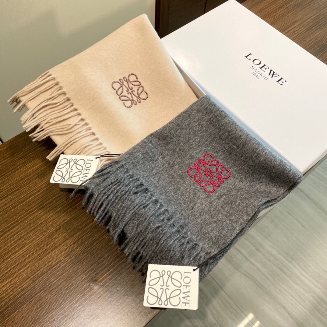 NO:184171,Loewe's latest order this year (to be honest, % recommended for free for people) Svip recommendation (keep it on your own. The quality is absolutely safe). I really think that it is very easy to use a few more colors. The three-dimensional embroidery is so beautiful that it makes people so excited. It is very elegant. The goods that just left a month and a half ago. The good goods will be shared with you immediately. Everyone knows that they have been making cashmere versions before, but because the raw materials this year are too expensive, they specially made a batch of cost-effective lamb velvet versions!  The feel is very soft and glutinous. The feel is also very soft and glutinous. The key is that the cost performance is too high. The quality is excellent and the feel is very soft and luxurious and textured!  This scarf has a soft and warm texture, classic and never out of date. The price of good things is also very cute~. The photo is not beautiful. The delicate and soft upper body effect is so good. This welfare price is called Niu X welfare. 32*190cm high-version scarf, high-version scarf, loewe, loewe19860909Loewe罗意威今年最新的订单(讲真,送人自用百分推荐)Svip推荐(自留.品质绝对放心).真心觉得可以多入几色太好搭配,立体刺绣美的让人如此心动,非常的优雅大货一个半月前刚走的货,好货立马跟大家分享 介绍下产品 .大家都知道之前一直做羊绒版本,但由于今年原料太贵,特意做了一批性价比超高的羔绒版本！手感非常软糯羔羊绒 手感也是非常软糯 关键是性价比太高了品质极好极好的手感非常柔软 奢华有质感！这款围巾质地柔软而温暖,经典而永不过时.好东西价格也十分可爱~.拍照没有实物美.细腻柔软上身效果都好到爆.这样的福利价格才叫牛X福利. 32*190cm高版本围巾,高版本围巾,loewe,loewe,scarf