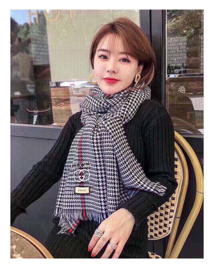 NO:184975,VIP recommended Gucci counter latest hit model. The real thing is truly beautiful. Houndstooth bee has very good design and details. The whole scarf gives people a big brand aura and is very exquisite. High-end VIP recommended. The new 90*200cm top cashmere long scarf. High-version scarf, high-version scarf, gucci recommended.19860909vip推荐Gucci专柜最新款爆款哦 实物真心美 千鸟格小蜜蜂无论设计都是非常到位细节都可见整个围巾给人大牌气场的同时又非常精致高端VIP推荐绝对值得入手的新款90＊200cm 顶级羊绒长巾.高版本围巾,高版本围巾,gucci,scarf