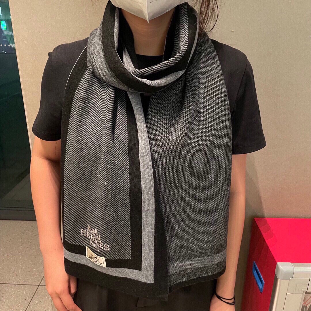 NO:184945,The latest knitted jacquard style of the new autumn and winter models of H-home, high-end designers have the upper body effect and color saturation, and the color will be rich and deep. This model is equipped with high-end customization!  The color of the cover is full, and this thickness can perfectly express the strength and softness of the lines and surfaces are fully expressed 32*180cm. The same high-version scarf for men and women, the high-version scarf19860909H家秋冬新款最新针织提花风格,高端设计师配色均考虑上身效果和色彩饱和度,色泽会浓郁而深.此款配以高端定制！套色饱满,这样的厚度能完美的表现济,线条与面的力度及柔美被表现的淋漓尽致32*180cm 男女同款高版本围巾,高版本围巾,scarf