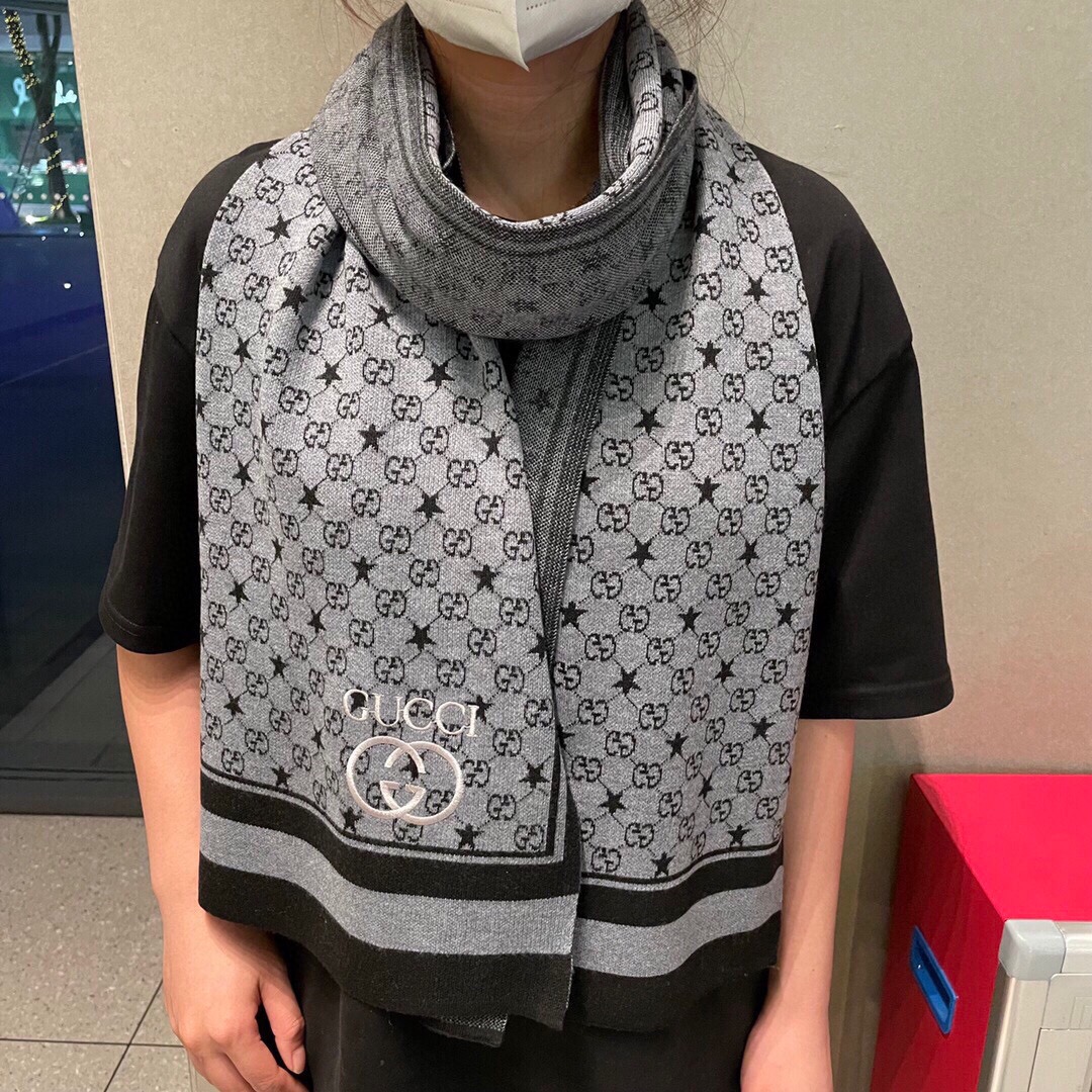 NO:184949,On the hot product, G family exclusive cow goods [GG knitted bee] High-end quality knitted spliced ​​scarf This quality is rare in the market. GG element knitted wool is really super high-end. Only this big brand will have every color, and it is a good material that sells one less. Cashmere Size 32*180cm high-version scarf, high-version scarf, gucci19860909爆款上 G家独家牛货【GG针织蜜蜂】 高端品质针织拼接围巾这种精品是市场上及其少见的,GG元素针织毛线真是超极高端货只有这种大品牌才会拥有每色都是大爱,卖一条少一条的好货材质 羊绒 尺寸32*180cm高版本围巾,高版本围巾,gucci,scarf
