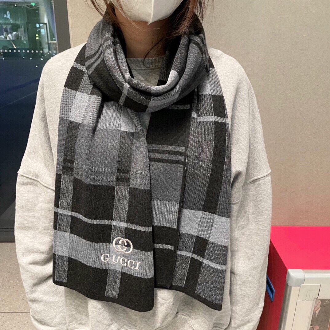 NO:184958,The popular Guqi universal knitted scarf for men and women. The soft and comfortable wool brings the warmest and caring care of this season. The top quality cashmere thread woven into beautiful and exquisite textures, generous and practical, comfortable and warm, and top-level materials!  Very perfect!  No matter what age you have, owning this suit will bring you all the temperament and elegance you want to have!  Specifications 32X190 high-version scarf, high-version scarf19860909爆款到货古奇男女通用针织围巾柔和舒适的羊毛带来今季最温暖贴心呵护最顶级的品质羊绒线织出漂亮精致的纹理,大方实用,舒适保暖,顶级材质！非常完美！无论什么年龄段,拥有这款套装就拥有了一切你所希望拥有的气质与优雅品味！规格32X190高版本围巾,高版本围巾,scarf