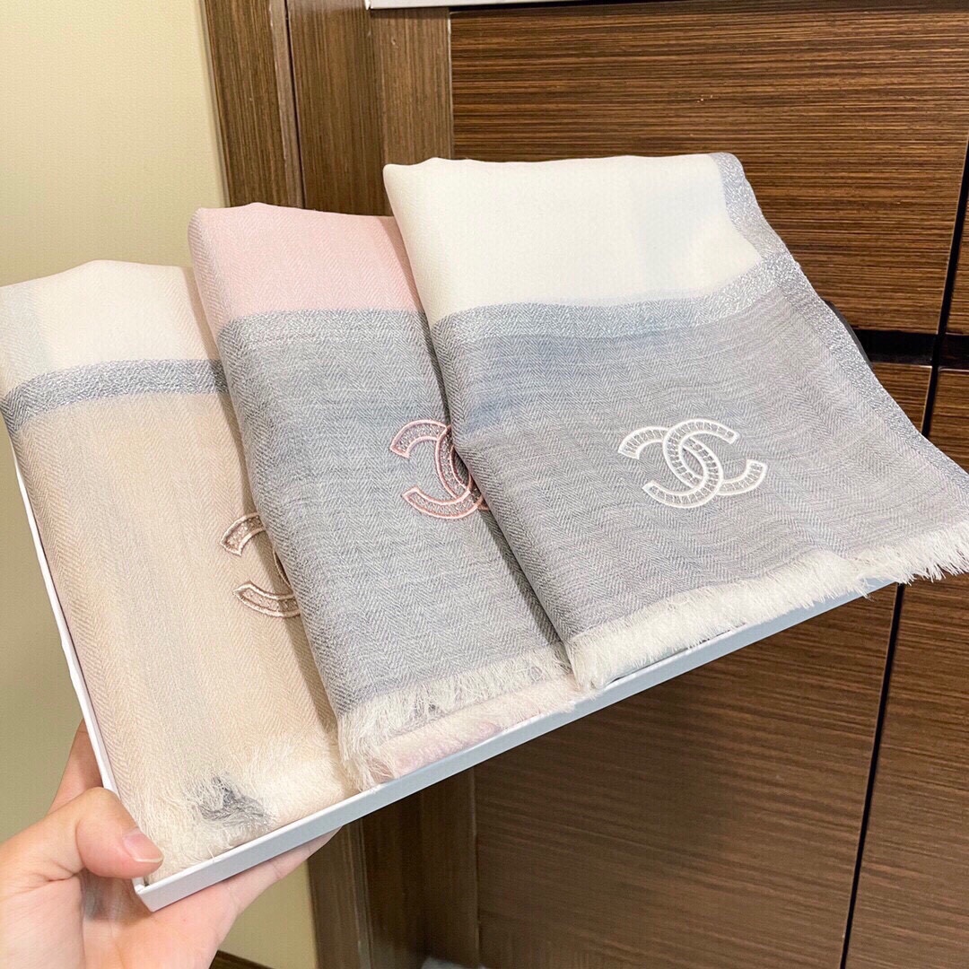 NO:184963,The new Chanel cashmere scarf has a great touch and a first-class quality. The exquisite embroidery craftsmanship and color matching make people look beautiful. [color][color][color], the material is top-quality cashmere size 90x200. This pure cashmere scarf is definitely a good quality and cheap high-end scarf, high-end scarf, chanel19860909到货上新香奈儿羊绒围巾手感好到爆品质一流的真正的羊绒精品精湛绝伦的刺绣工艺和色彩搭配让人眼前一亮漂亮的不要不要了[色][色][色],材质顶级羊绒尺寸90x200 这个纯羊绒围巾绝对是物美价廉哦高版本围巾,高版本围巾,chanel,scarf