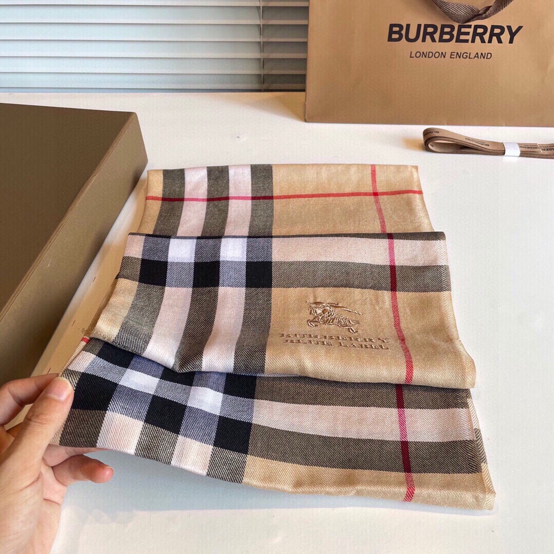 巴宝莉Burberry经典专柜款专柜同步羊绒格子方巾现货秒发衣柜必备经典款VIP推荐！！！早秋经典巴格羊