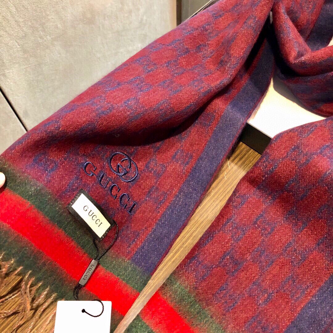 Gucci非常正的围巾面料大爱软糯手感非常柔软细腻舒服️经典招牌GG字母元素️大气简约超级好看的男神配色