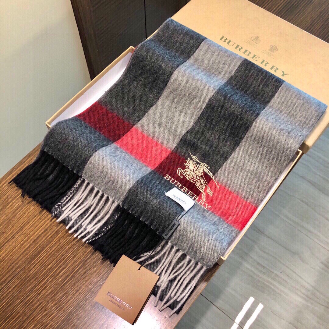 NO:185261,A large number of hot products are in stock. Don't worry about the picture above. The fashion men's scarf for international brands of Burberry is launched and domineering and casual. [Applause] [Applause] Top cashmere   fine embroidery. 32*180 standard men's specifications. Original replica. It is definitely the first choice for fashionable men. [Love] can be called the original order. The market is exclusive. Give people a new feeling. Taste the symbol of men's high-version scarf, high-version scarf, burberry19860909爆款大量现货 放心上图 巴宝利国际品牌时尚男士围巾上市霸气休闲为一体[鼓掌][鼓掌]顶级羊绒 精细刺绣 32*180标准男款规格 原版复刻 绝对是时尚男首选[爱心]堪称原单不过分 市场独家 给人焕然一新的感觉 品味男人的象征高版本围巾,高版本围巾,burberry,scarf