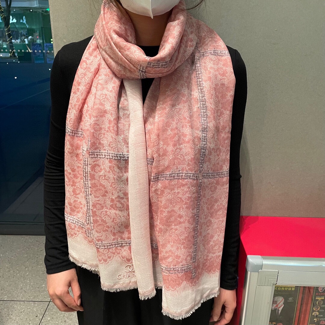 NO:185276,The new Chanel cashmere scarf has a great touch and a first-class quality. The exquisite embroidery craftsmanship and color matching make people look beautiful. [color][color][color], the material is top-quality cashmere size 90x200. This pure cashmere scarf is definitely a good quality and low price. High-version scarf, high-version scarf, chanel19860909上新香奈儿羊绒围巾手感好到爆品质一流的真正的羊绒精品精湛绝伦的刺绣工艺和色彩搭配让人眼前一亮漂亮的不要不要了[色][色][色],材质顶级羊绒尺寸90x200 这个纯羊绒围巾绝对是物美价廉哦高版本围巾,高版本围巾,chanel,scarf