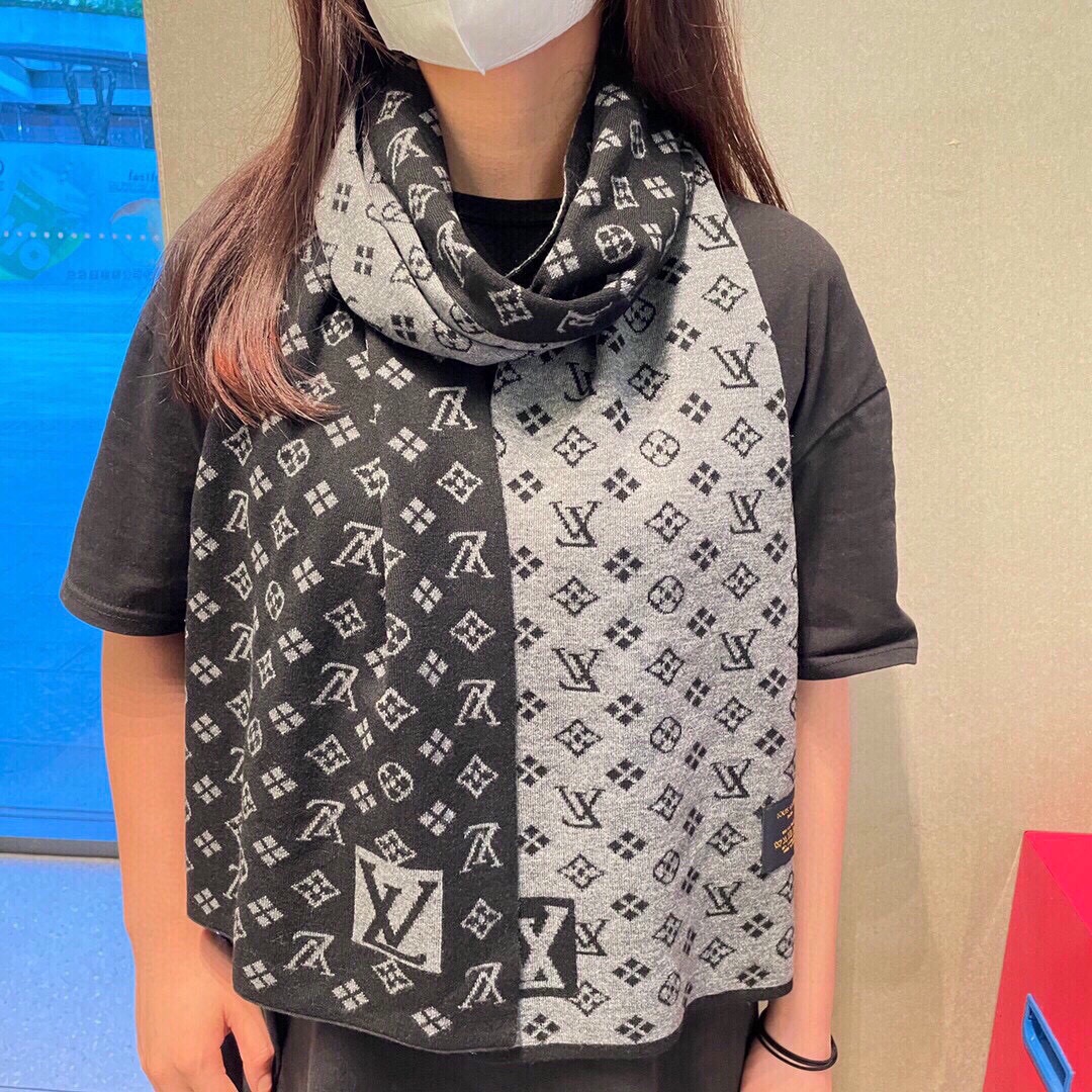NO:185282,Super big counter synchronous classic design, perfect lv logo, strongly recommended, no hand is slow, don't go to the counter to buy and buy agent, you need 3800  absolutely the same price, really good, [new color, very skin-friendly and soft, like skin] This size is not big or small, especially easy to match, the quality is super easy to understand high-end quality, high-end details, what you see is what you get, heavy and huge VIP customers must-have recommendation 32x200 customer-supply cashmere long scarf, high-version scarf, louis vuitton19860909超级大爆款专柜同步 经典设计完美,若隐若现的lv标志,强烈推荐手慢无千万别去专柜买代购就要3800 绝对一模一样价格真心好,【新色 质地非常亲肤柔软 ,如般的皮肤】这个size不大不小特别好搭配,品质超级好拿到手就会懂的高端品质,高端细节所见即所得重磅巨献VIP客户必入推荐32x200客供羊绒大长巾高版本围巾,高版本围巾,louis vuitton,scarf