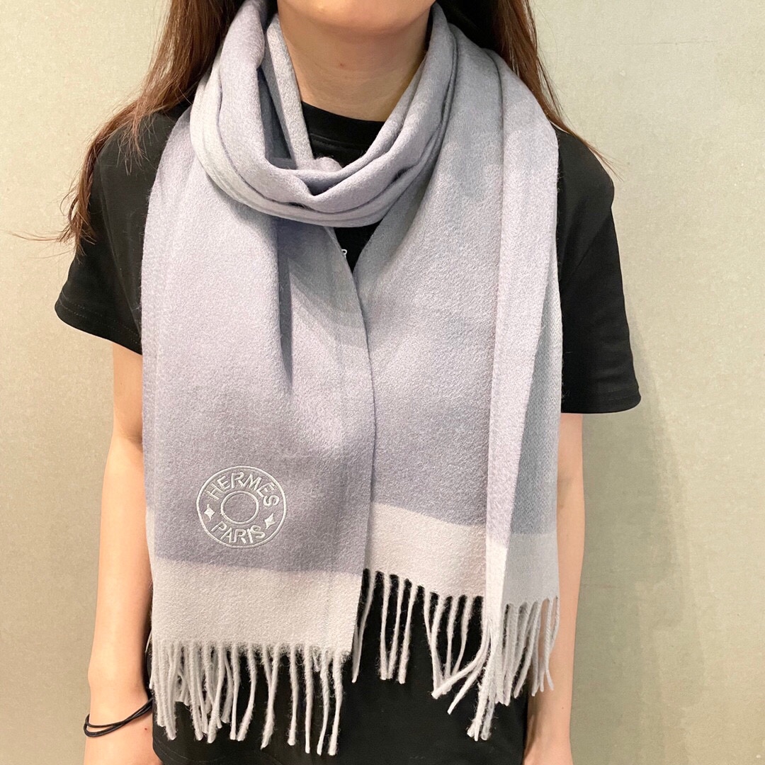 NO:186242,New Hermes men's women's scarves are bought and cherished~ They are all export orders, so it is difficult to find something that is exquisite and exquisite. You must buy this H-home women's scarf. The style is very feminine and the classic design is very Classical in men and women's styles. The classic and large-scale material uses customer-supplied cashmere, which is very delicate and soft, very beautiful. The upper body effect is invincible, beautiful, elegant and simple, super beautiful color scheme, any boy and girl will like, the small logo is very exquisite and has a texture but not ostentatious~~ It is very suitable to match with formal wear or casual wear~ It is completely OK to fold or circle around, gentleman and stylish~ with warm demeanor. Material cashmere, size 32x180 high-version scarf, high-version scarf, christian louboutin, hermes19860909上新 爱马仕男 女款围巾且买且珍惜~都是出口订单所以比较难遇东西讲究少而精好看的一定要收这款H家女士围巾,款式很有女性魅力是男女款里非常Classical的设计,经典大方面料采用的是客供的羊绒细腻柔软度都非常的好,非常漂亮.上身效果无敌好看大气简约,超级好看的配色,任何男生女生都会喜欢的款吧小小Logo非常精致的点缀有质感不张扬~~搭配正装或者搭配休闲装都很合适~对折挂围或者绕圈围都完全可以,绅士有型~有温度的风度.材质羊绒,尺寸32x180高版本围巾,高版本围巾,christian louboutin,hermes,scarf
