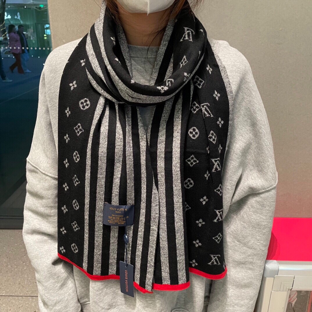 NO:186217,Newly recommended new models with high volume recommendations on LV official website latest model knitted cashmere material is very warm, soft and skin-friendly, without tying the neck classic plain scarf design for men and women universal couples size 32*180cm men and women choose their own color they like. Everyone should have an LV scarf, high-version scarf, louis vuitton19860909怒推走量新款重磅推荐LV官网最新款 针织羊绒材质非常保暖 柔软亲肤,不扎脖经典素色围巾设计男女通用情侣款尺寸32*180cm男女各自选择自己中意的颜色人人都应该拥有一条LV围巾高版本围巾,高版本围巾,louis vuitton,scarf