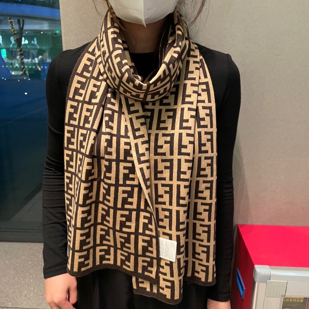 NO:186239,The classic FF letter element scarf, the counter is also a good thing. This year's Fendi also took off. It's so popular. This is really a real good thing. The real material is very heavy. Whether domestic or foreign, it is basically out of stock. This FF wind will continue to blow. It is said that many people go to the counter to buy the full series of FF. In short, it is a surprise. Don't think it's too small. This specification is getting fewer and fewer. Cherish it. The upper body effect is very powerful!  Definitely a big deal!  The clear and clear FF letters are firm and distinct, and the style is very stylish. You can amazing the audience if you take photos with your mobile phone. The high-density and exquisite work of big brands is really exquisite and craftsmanship. Specifications, 32200 high-version scarf, high-version scarf, fendi19860909经典FF字母元素围巾,专柜也是刚上架的好玩意儿今年的芬迪也是起飞的架势,火的不要不要的,这款真真儿的正儿八经的好东西,真材实料非常重磅,不管国内还是国外基本也是全线断货的节奏,这股FF风会继续吹下去,据说很多人去专柜只要是FF都全系列的买,总之是惊喜.不要嫌少,这种规格越来越少且珍惜.上身效果气场非常强大！绝对是重磅！清晰明了的FF字母,紧致分明,版型更是非常有型,用手机拍出来都能惊艳全场高密度精工细作大牌的东西真的非常考究,匠心之作.规格,32200高版本围巾,高版本围巾,fendi,scarf