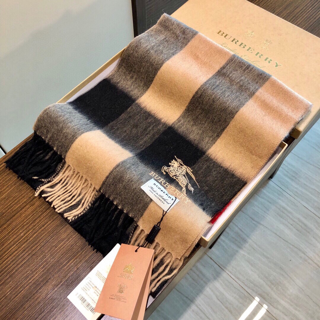 NO:186245,A large number of hot products are in stock. Don't worry about the picture above. The fashion men's scarf for international brands of Burberry is launched and domineering and casual. [Applause] [Applause] Top cashmere   fine embroidery. 32*180 standard men's specifications. Original replica. It is definitely the first choice for fashionable men. [Love] can be called the original order. The market is exclusive. Give people a new feeling. Taste the symbol of men's high-version scarf, high-version scarf, burberry19860909爆款大量现货 放心上图 巴宝利国际品牌时尚男士围巾上市霸气休闲为一体[鼓掌][鼓掌]顶级羊绒 精细刺绣 32*180标准男款规格 原版复刻 绝对是时尚男首选[爱心]堪称原单不过分 市场独家 给人焕然一新的感觉 品味男人的象征高版本围巾,高版本围巾,burberry,scarf
