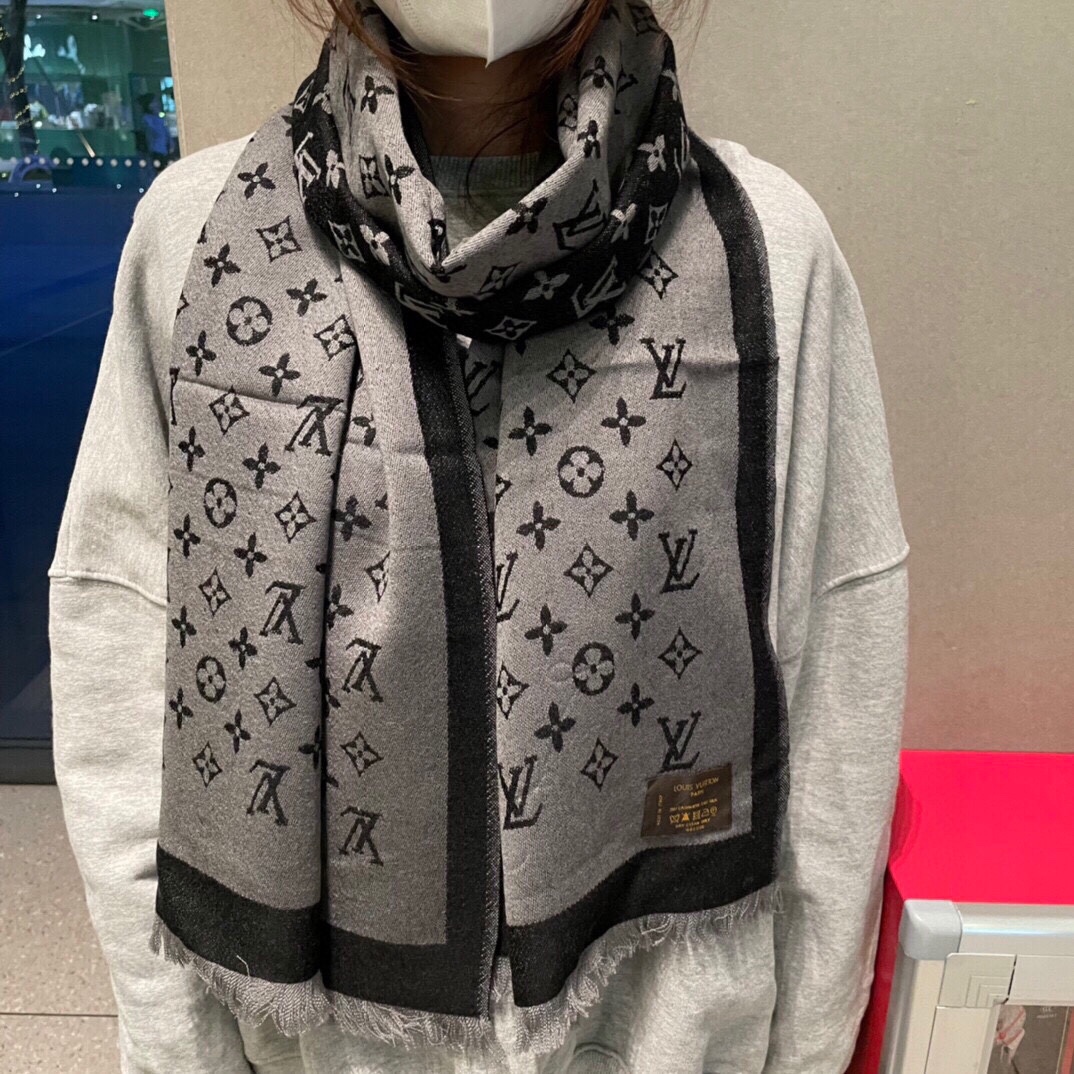 NO:186266,The latest super super beautiful cashmere scarf on the new LV counter is really beautiful, so beautiful that it makes people's upper body look beautiful. The quality is perfect. The whole scarf gives people a big brand aura and is very delicate. The light and light feeling is very comfortable. A must-have for summer and autumn travel, and it is more beautiful in winter. The hand is slow without size 45x190 top cashmere long scarf, high-version scarf, high-version scarf, louis vuitton19860909爆款重现 上新LV专柜最新款超级超级美的羊绒长巾真心美的让人心动 男女上身效果简直美翻了 品质非常完美 整个围巾给人大牌气场的同时又非常精致,上轻薄的感觉非常舒适.夏秋旅游必备,冬天佩戴更美.手慢无尺寸45x190顶级羊绒长巾高版本围巾,高版本围巾,louis vuitton,scarf