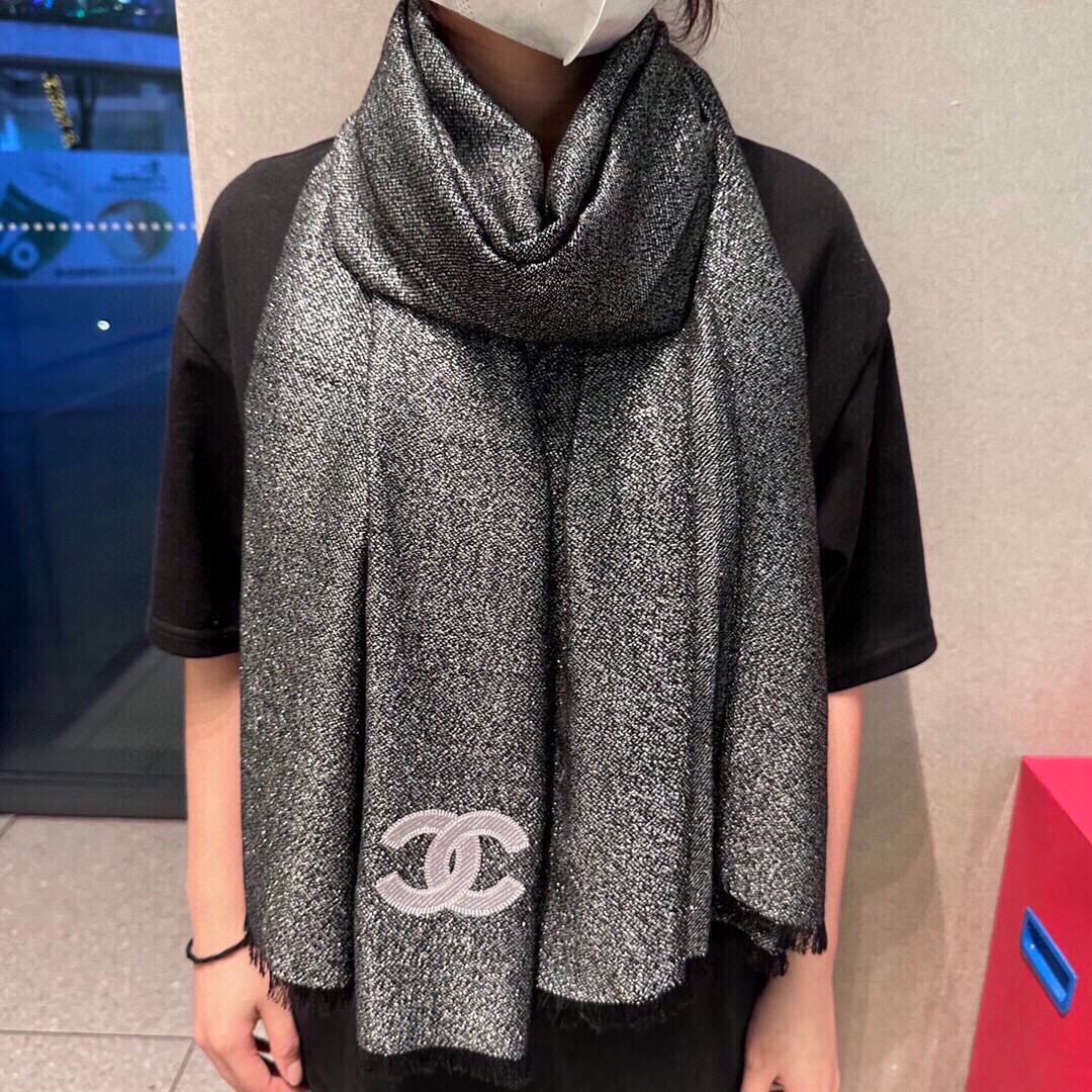 NO:186498,Fairy scarf with flash points Chanel's new cashmere long scarf is so beautiful. The front and back of each yarn inlaid buling beads show the most difficult design and technology of textiles, which is a rare and rare item. Size 70*200cm, cashmere inlaid buling beads with high version scarf, high version scarf, chanel19860909仙女围巾带闪点 香奈儿 新款羊绒带长巾太美了buling闪闪.每一根纱线镶嵌buling珠片正反面工艺呈现出纺织品难度最高能及的设计和技术堪称稀有罕见单品.尺寸70*200cm ,羊绒镶嵌buling珠片高版本围巾,高版本围巾,chanel,scarf