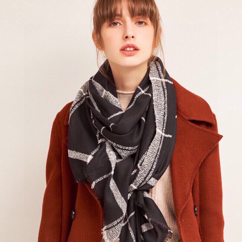 NO:186501,The new Chanel cashmere scarf has a great touch and a first-class quality. The exquisite embroidery craftsmanship and color matching make people look beautiful. [color][color][color], the material is top-quality cashmere size 90x200. This pure cashmere scarf is definitely a good quality and low price. High-version scarf, high-version scarf, chanel19860909上新香奈儿羊绒围巾手感好到爆品质一流的真正的羊绒精品精湛绝伦的刺绣工艺和色彩搭配让人眼前一亮漂亮的不要不要了[色][色][色],材质顶级羊绒尺寸90x200 这个纯羊绒围巾绝对是物美价廉哦高版本围巾,高版本围巾,chanel,scarf