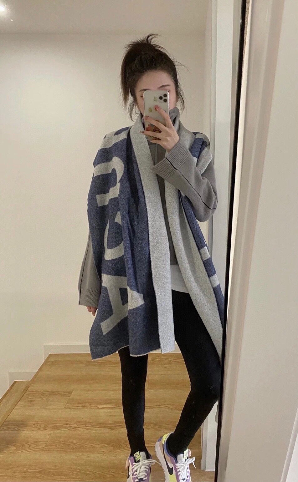 NO:186503,【acne large letter shawl】The hottest model this year, original single original, super big logo, double-sided three-color yarn jacquard craft, representative work of pop art, top lamb cashmere, large weight, worsted yarn, rough spinning, taking into account the advantages of both, fluffy, resistant to pilling, comparable to cashmere, double-sided two-color jacquard, men and women can match, unique three-color yarn craft, front can be transparent, absolutely exclusive craft on the market, difficult to stir-fry chicken, general factory protection, rough style, random pursuit of exquisiteness, this year's hot style, don't miss it, specifications 50*220 high-version scarf, high-version scarf, acne studios, shawls19860909【acne大字母披肩】今年最热的款 原单原厂出品 超级大logo 双面三色纱提花工艺 波普艺术的代表之作 顶级的羔羊绒 大克重 精纺纱粗纺做 兼顾二者的优点 有蓬松感 又抗起球 手感媲美羊绒 双面双色提花 男女可配 独有的三色纱工艺 正面能透白色 绝对市面上独家工艺 炒鸡大难度 一般工厂防货是做不来的 粗旷的风格 随意之中又追求精致 今年大热的好款式 不要错过 规格50*220高版本围巾,高版本围巾,acne studios,shawls,scarf