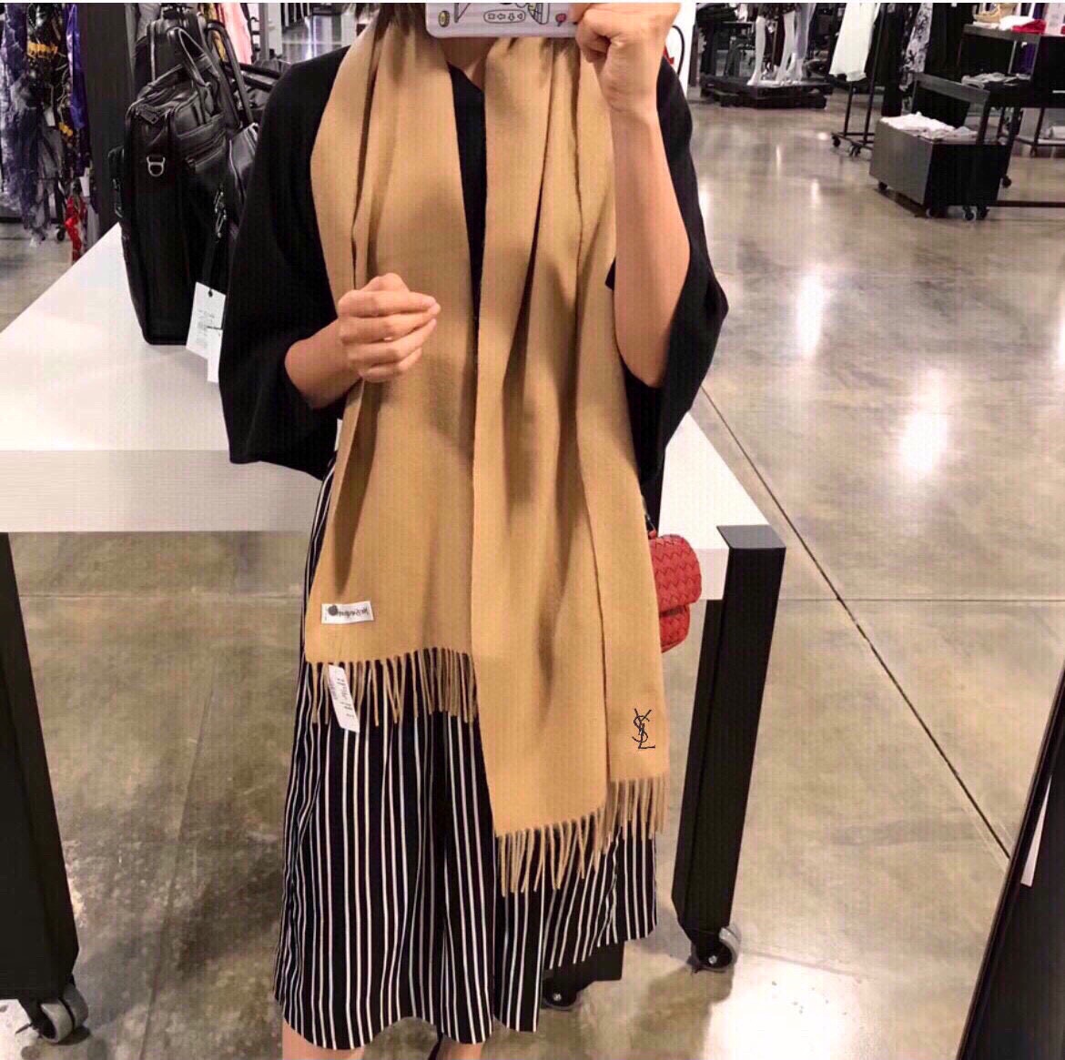 NO:186508,YSL (Saint Laurent) cashmere version feels so good. A rare gentle color scheme, low-key and elegant. It is recommended to have high-end, comfortable and fashionable temperament. It is a niche but full of big brands. Super Amway loewe This soft scarf that touches the heart is extremely simple and beautiful. The pursuit of successful people, the color is absolutely unique and fairy-like. The absolute best choice for couples, the color is elegant and not charming. The official website size 30x200 (including tassels) high-end scarf, high-end scarf, loewe, saint laurent, saint laurent19860909YSL（圣罗兰）羊绒版手感好到爆 难得一见的温柔配色,低调又不失优雅】重点推荐高级舒适时髦气质,名小众,却大牌范十足,超级安利loewe这款触动内心的柔美围巾,极其简单又不失美感,成功人士的追求,色彩绝对,有点独有的仙气,绝对的情侣款不二之选,颜色淡雅,不妖娆官网尺寸30x200(含流苏)高版本围巾,高版本围巾,loewe,saint laurent,saint laurent,scarf