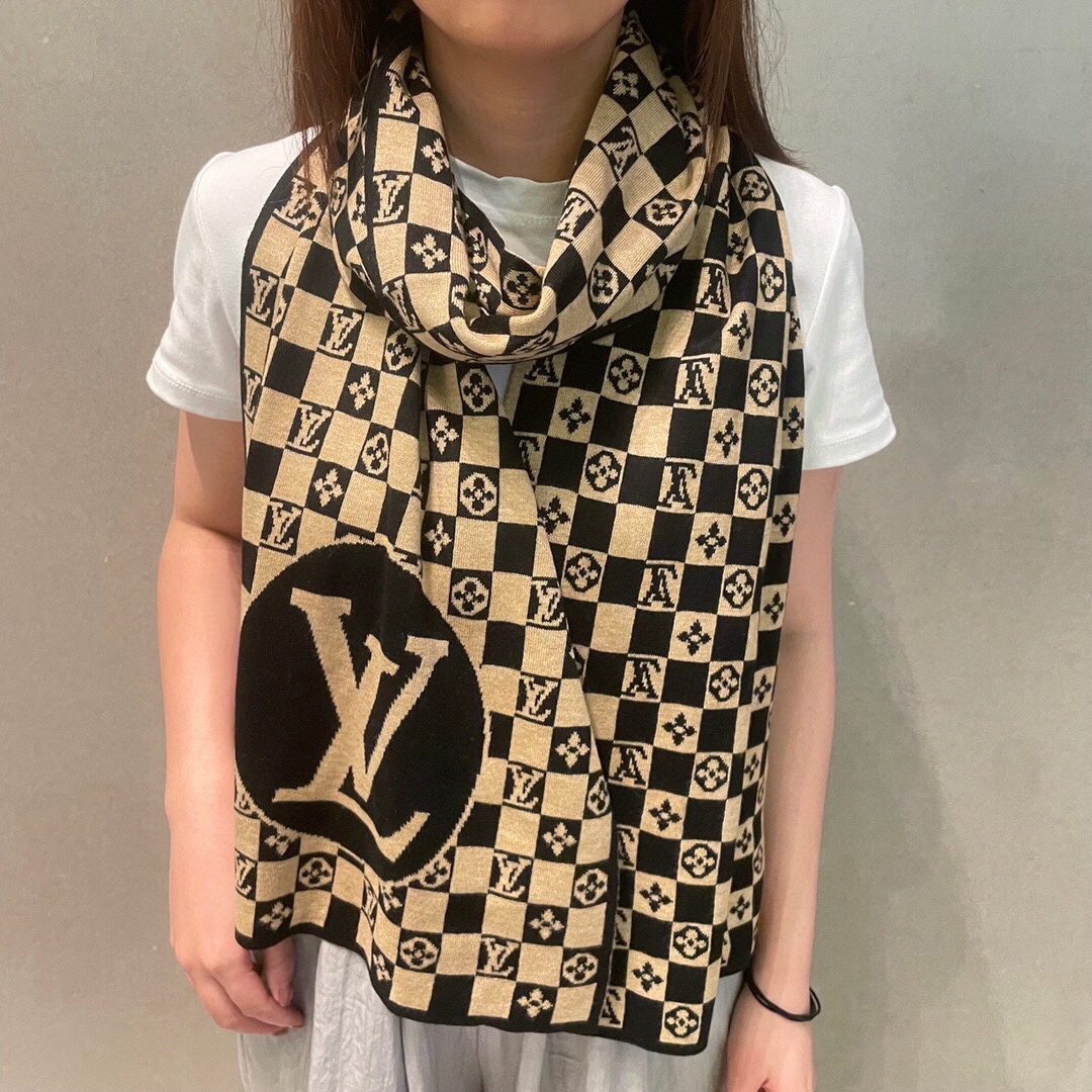 NO:186538,The popular LV chessboard classic chessboard scarf for men and women. The soft and comfortable cashmere brings the warmest and caring care of this season. The top quality cashmere thread woven into beautiful and exquisite textures, generous and practical, comfortable and warm, and top-level materials!  Very perfect!  No matter what age you have, owning this suit will bring you all the temperament and elegance you want to have!  Specifications 32X200 high-version scarf, high-version scarf, louis vuitton19860909爆款到货LV棋盘格经典棋盘格男女通用围巾柔和舒适的羊绒带来今季最温暖贴心呵护最顶级的品质羊绒线织出漂亮精致的纹理,大方实用,舒适保暖,顶级材质！非常完美！无论什么年龄段,拥有这款套装就拥有了一切你所希望拥有的气质与优雅品味！规格32X200高版本围巾,高版本围巾,louis vuitton,scarf