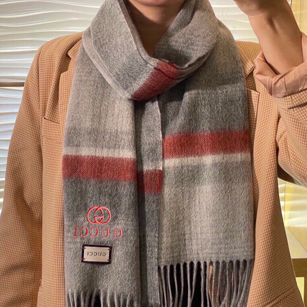 NO:186554,The popular Guqi classic universal scarf for men and women. The soft and comfortable scarf brings the warmest and caring and top quality cashmere thread this season. It woven beautiful and exquisite textures, generous and practical, comfortable and warm, and top materials!  Very perfect!  No matter what age you have, owning this suit will bring you all the temperament and elegance you want to have!  Specifications 32X190 high-version scarf, high-version scarf19860909爆款到货古奇经典男女通用围巾柔和舒适的围巾带来今季最温暖贴心呵护最顶级的品质羊绒线织出漂亮精致的纹理,大方实用,舒适保暖,顶级材质！非常完美！无论什么年龄段,拥有这款套装就拥有了一切你所希望拥有的气质与优雅品味！规格32X190高版本围巾,高版本围巾,scarf