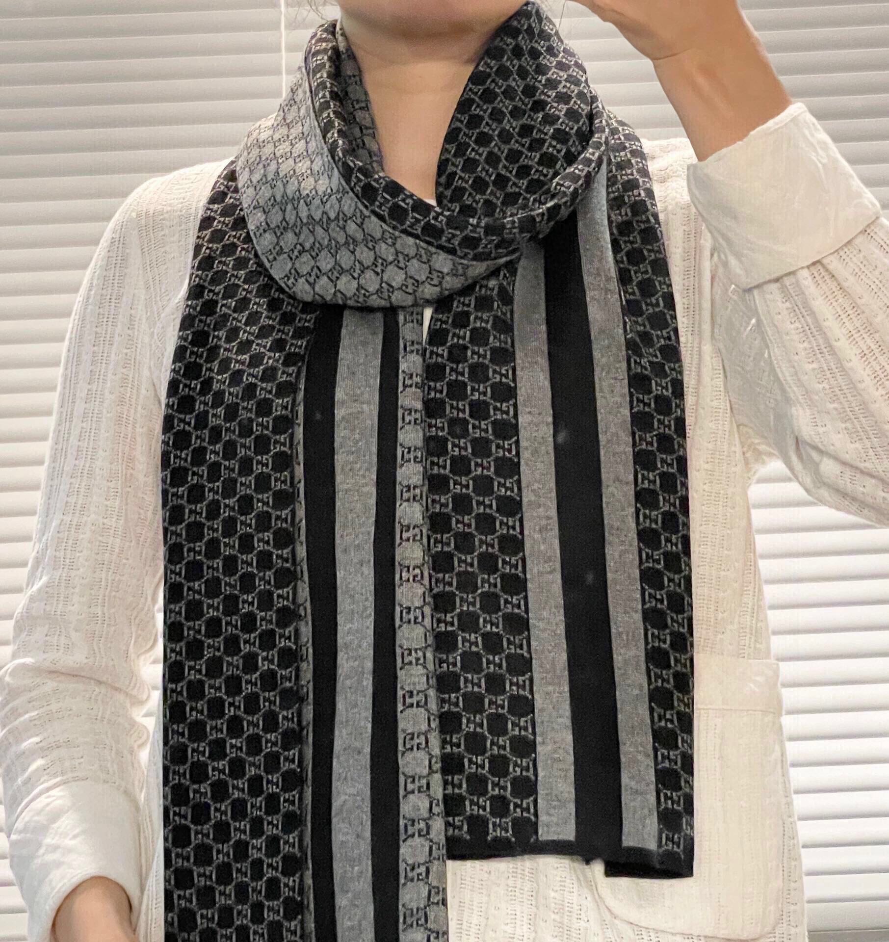 NO:186565,The latest model of the counter is coming to the top color weaving process. This process is only available in the big brand pure OEM factory. Top knitted and cashmere scarf. High-end products. Fashion brand colors are super positive, super soft, warm and skin-friendly. Simple plain colors are very elegant. It is really rare. The 32*180cm size long scarf is definitely a high-end quality that you can wear and go to the major counters for a walk with confidence. High-version scarf, high-version scarf.19860909专柜最新款古奇火爆来袭顶级色织工艺此工艺只有大牌纯正代工厂才有的工艺顶级针织加羊绒围巾高尖端产物时尚大牌颜色超正超级柔软保暖亲肤,简单的素色非常大气..真的是臻品罕见.32*180cm尺寸长巾绝对是手慢无的高端精品戴着它可以放心的去各大专柜遛弯哦,高版本围巾,高版本围巾,scarf