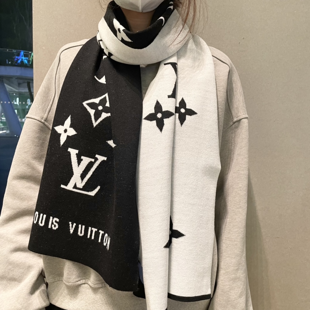 NO:186569,We buy and cherish our men's scarves~~There are really few men's styles, and only a few are sold a year, and they are all export orders, so it is difficult to encounter. Men's things are small and exquisite, and good-looking men's styles must be collected!  This LV men's scarf has a very masculine style. In terms of classic materials, it is made of cashmere provided by customers. It is super invincible, soft and glutinous, delicate and soft, and has excellent upper body effect. It looks beautiful, elegant and simple. It has a super good color combination for male gods, with texture and not ostentatious. It has a little benefit for everyone. Cashmere, specifications of 30*180cm, with formal wear or casual wear. It is very suitable for folding or circle. It is gentlemanly and stylish. Two colors of high-version scarf, high-version scarf, louis vuitton19860909我们的男款围巾且买且珍惜~~男款真的很少,一年也就出几款,都是出口订单所以比较难遇.男人的东西讲究少而精,好看的男款一定要收！这款LV男士围巾,款式很有男性魅力,经典大方面料采用的是客供的羊绒,超级无敌软糯糯,细腻柔软度都非常的好,上身效果无敌好看大气简约,超级好看的男神配色,有质感不张扬~尾单余一丢丢福利大家~羊绒,规格30*180cm搭配正装或者搭配休闲装都很合适~对折挂围或者绕圈围都完全可以,绅士有型~有温度的风度两个色高版本围巾,高版本围巾,louis vuitton,scarf