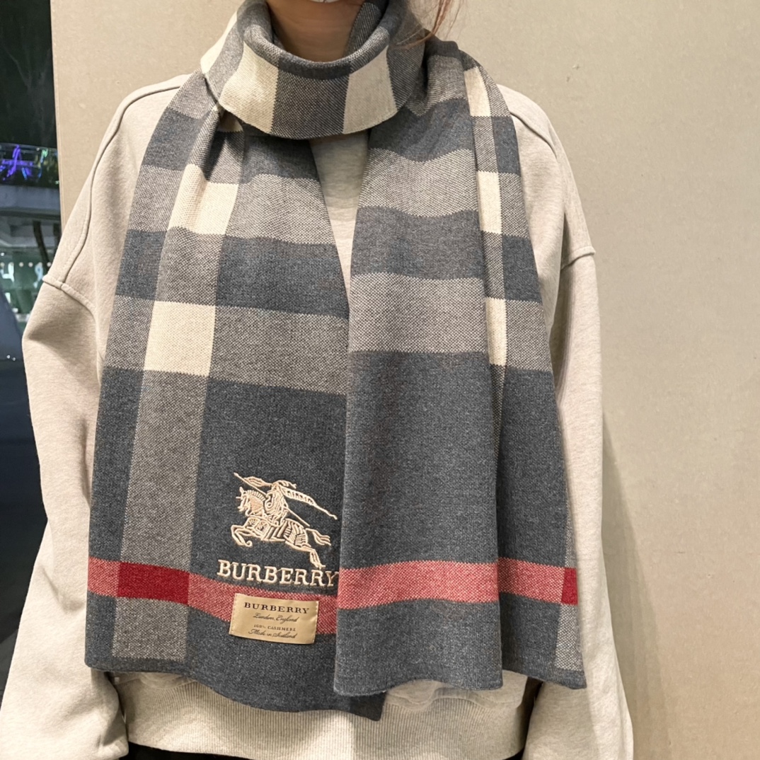 NO:186573,The latest scarf in Burberry counter [top cashmere scarf] is popular. The real thing is really beautiful. The knitted scarf is embroidered with exquisite logo. The color of the whole scarf is very well matched. The details can be seen. The entire shawl scarf gives people a big brand aura and is very exquisite. High-end VIP recommendations are definitely worth buying. The new 32X200cm high-version scarf, high-version scarf, burberry, shawls19860909巴宝莉专柜最新款围巾【顶级羊绒围巾】爆款哦 实物真心美 针织围巾配以精美logo的刺绣整条围巾颜色的搭配都非常到位细节都可见整个披肩围巾给人大牌气场的同时又非常精致高端VIP推荐绝对值得入手的新款32X200cm高版本围巾,高版本围巾,burberry,shawls,scarf