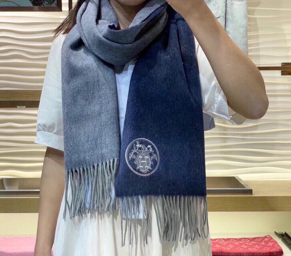 NO:186577,Recommended popular products Hermes is good to see and scream the top cashmere style. Very good couple scarf. This model is a limited edition model of the counter. The top Scottish cashmere is built with exclusive real photos. The high-end quality is displayed throughout the whole process. It is both positive and negative. It has a very stylish and sufficient material to create a non-imitation product that can be synchronized with overseas counters... Absolutely top-quality goods...32x180 long scarf!  H's masterpiece!  Special channel goods sold by one less and one heavy recommended high-version scarf, high-version scarf, hermes19860909爆款推荐爱马仕好看到尖叫顶级山羊绒款非常赞的情侣款围巾此款是专柜限量款顶级苏格兰羊绒重磅打造独家实物拍摄高端品质全程展现,正反两用..非常有腔调足料打造非仿货所能及海外专柜同步....绝对的顶级好货..32x180长巾！H家力作！特殊渠道货卖一个少一个重磅推荐高版本围巾,高版本围巾,hermes,scarf