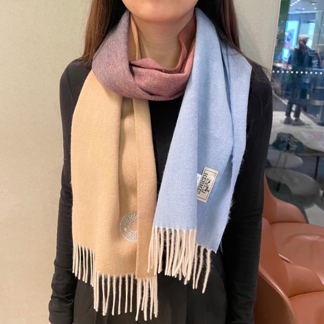 NO:187634,Hermes gradient color universal double-sided cashmere scarf factory selected the best ultra-fine cashmere fiber. It is purely hand-combed, which consumes time and effort. Then soaked in clear spring water to make the cashmere fiber present a unique fluffy texture. The feel is so delicate. Finally, it is exquisitely imprinted and ironed to have a luxurious and soft surface luster. The process is particularly complicated. Using Mongolian Plateau fine cashmere!  !  The touch is full of delicate fluff!  This price is absolutely 100% affordable!  Exquisite embroidery craftsmanship!  It’s good to keep your own gifts!  Absolutely good product!  Size 210 (including minus) * 33 high-version scarf, high-version scarf, hermes19860909爱马仕渐变色通用双面羊绒围巾代工厂臻选上乘的超细羊绒纤维 进行纯手工精梳处理 耗时耗力 再以清泉水浸泡涤荡 使羊绒纤维呈现出独特的蓬松质感 手感才如此细腻 最后以考究压印与熨烫工艺 才有奢华柔和的表面光泽 工艺特别复杂哦采用蒙古高原细羊绒！！手感满满地都是细腻的绒毛！这个价格绝对百分之百的实惠！精湛绝伦的绣字工艺！送礼自留都不错！绝对好货！尺寸210（含须）*33高版本围巾,高版本围巾,hermes,scarf