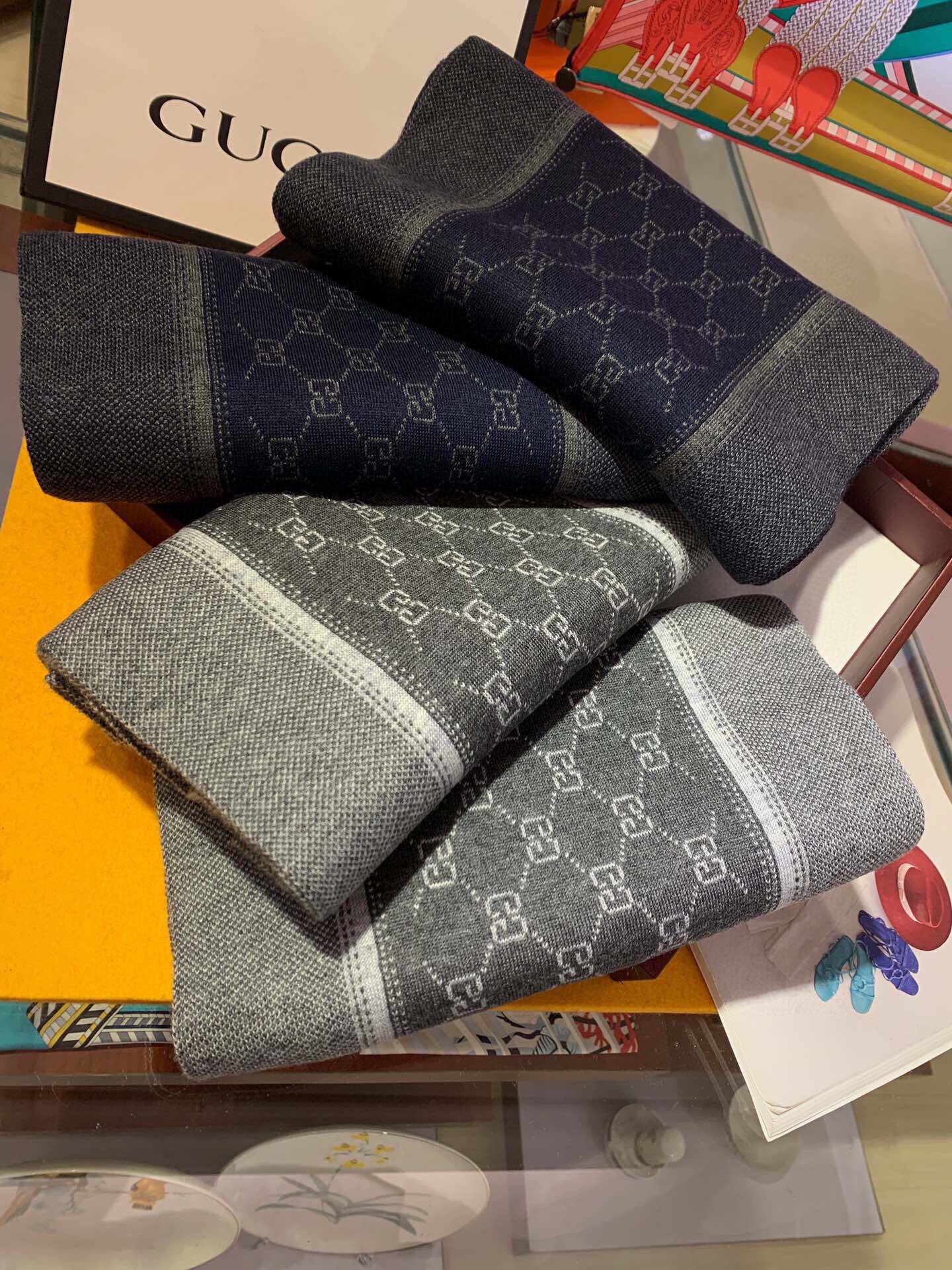 NO:187606,3 colors. We buy and cherish our men's scarves~~There are really few men's models, and only a few are sold in a year. They are all export orders, so it is difficult to encounter. Men's things are small and exquisite. Good-looking men's models must be collected!  This Gucci men's scarf has a very masculine style and is a very Classical design for men. In terms of classic materials, it is made of cashmere supplied by customers. It is super soft and glutinous, delicate and soft, and has excellent upper body effect. It looks beautiful, elegant and simple. It is a super beautiful male god color. Any boy will like it. The small presbyopia GG is very exquisitely decorated, with texture but not ostentatious~ The tail is a little bit of benefits everyone~ cashmere, the specifications are 30*cm, with formal wear or casual wear, it is very suitable for folding or circle, it is completely possible to have a gentlemanly styled~ The warm and gentlemanly styled and has a high-end scarf, high-end scarf, christian louboutin, gucci198609093个色 非常稳我们的男款围巾且买且珍惜~~男款真的很少,一年也就出几款,都是出口订单所以比较难遇.男人的东西讲究少而精,好看的男款一定要收！这款Gucci男士围巾,款式很有男性魅力,是男款里非常Classical的设计,经典大方面料采用的是客供的羊绒,超级无敌软糯糯,细腻柔软度都非常的好,上身效果无敌好看大气简约,超级好看的男神配色,任何男生都会喜欢的款吧,小小的老花GG非常精致的点缀,有质感不张扬~尾单余一丢丢福利大家~羊绒,规格30*cm搭配正装或者搭配休闲装都很合适~对折挂围或者绕圈围都完全可以,绅士有型~有温度的风度高版本围巾,高版本围巾,christian louboutin,gucci,scarf