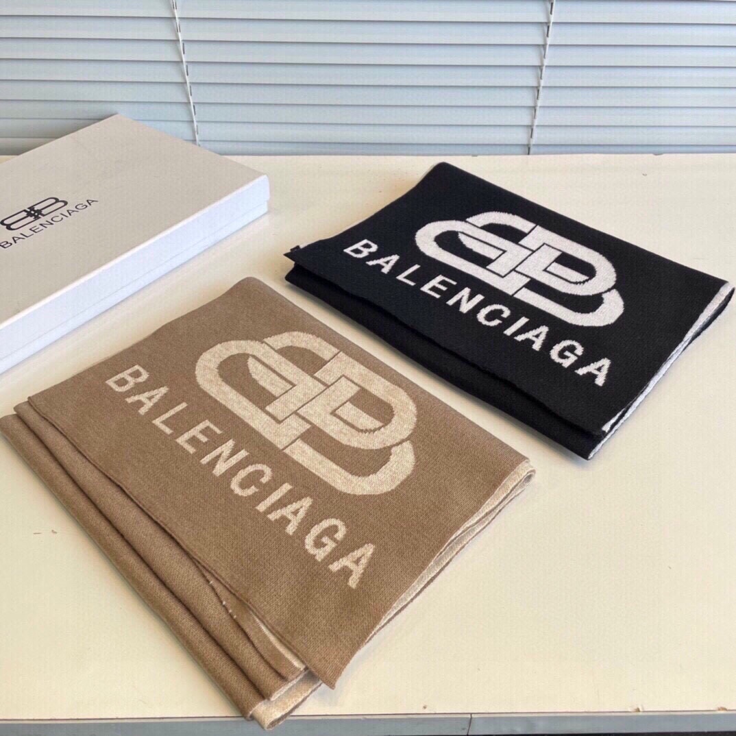 NO:187618,Balenciaga, it is always synonymous with fashion and youth, the perfect combination of black and white, a must-have for trend experts! Cashmere! Chic Logo jacquard! Soft and skin-friendly! New autumn and winter scarf (counter model) 32:200Cm long scarf, high-version scarf, high-version scarf, balenciaga19860909巴黎世家”,它永远是时尚、年轻的代名词,黑白的完美搭配,潮流达人必备！羊绒！別致Logo提花！手感柔软亲肤！秋冬新款围巾（专柜款）32:200Cm长巾高版本围巾,高版本围巾,balenciaga,scarf