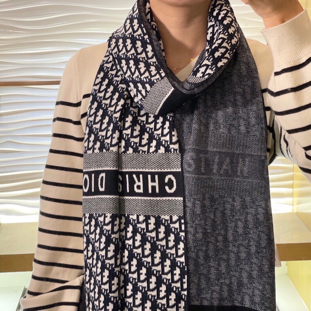 NO:187621,On the hot product, D family exclusive cow goods [CD knitted printing] High-end quality knitted presbyterian scarf This quality is rare in the market. CD element knitted wool is really super high-end goods. Only this big brand will have every color, and it is a good material that sells one less. Cashmere Size 32*cm high-version scarf, high-version scarf, dior19860909爆款上 D家独家牛货【CD针织印花】 高端品质针织老花围巾这种精品是市场上及其少见的,CD元素针织毛线真是超极高端货只有这种大品牌才会拥有每色都是大爱,卖一条少一条的好货材质 羊绒 尺寸32*cm高版本围巾,高版本围巾,dior,scarf