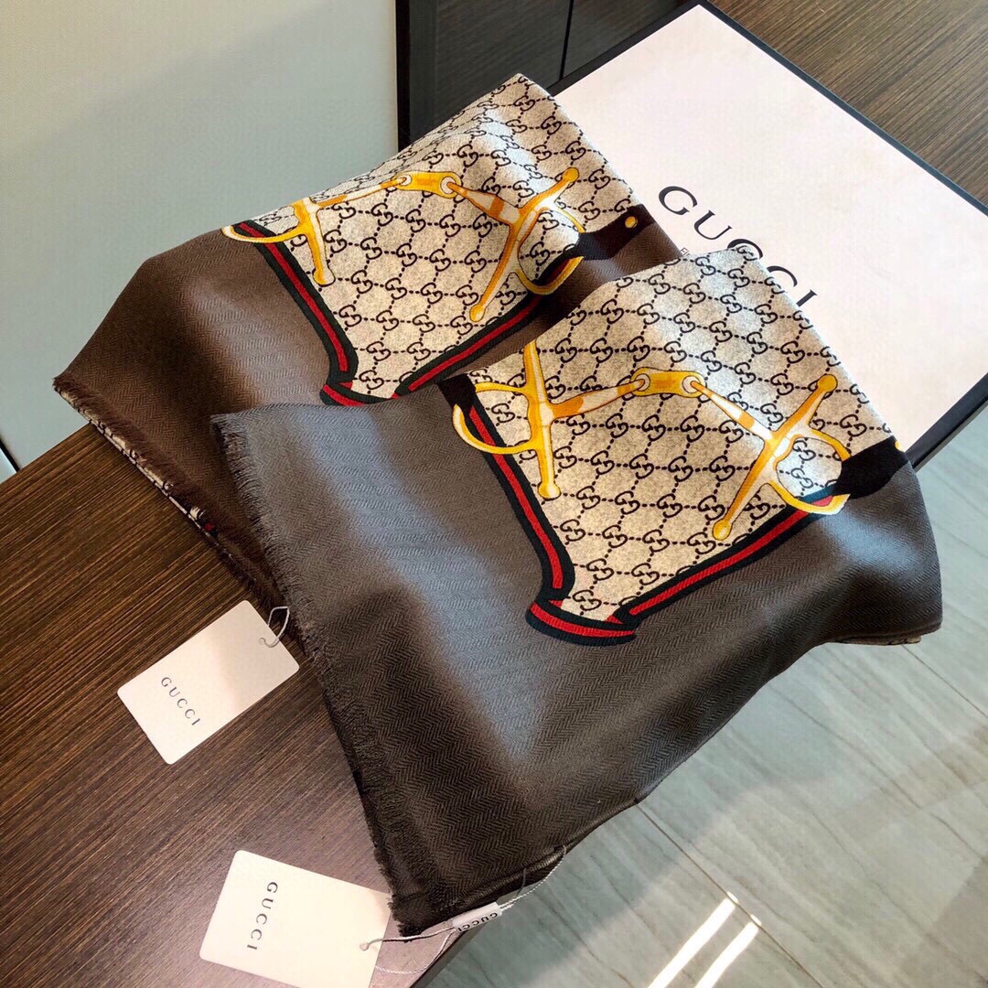 NO:187692,The hot product arrives. The new cashmere long scarf in Guqi counter is beautiful [Tearing] The imperial palace-level top-quality counter is on sale. Pure cashmere classic logo pattern design style and floral prints with Guqi elements are extremely beautiful. Really, the upper body is extremely skin-skin color versatile. Look at it yourself if you look good or not. Size 70xcm long scarf, high-version scarf, high-version scarf19860909爆款到货 古奇专柜新款羊绒长巾美翻了[流泪]御用殿堂级极品专柜在售 纯羊绒经典logo图案设计风格加上富有古奇特色元素的花卉印花 美丽至极 真的 上身极为衬肤色 百搭 好看不好看自己看吧 尺寸70xcm 长巾高版本围巾,高版本围巾,scarf