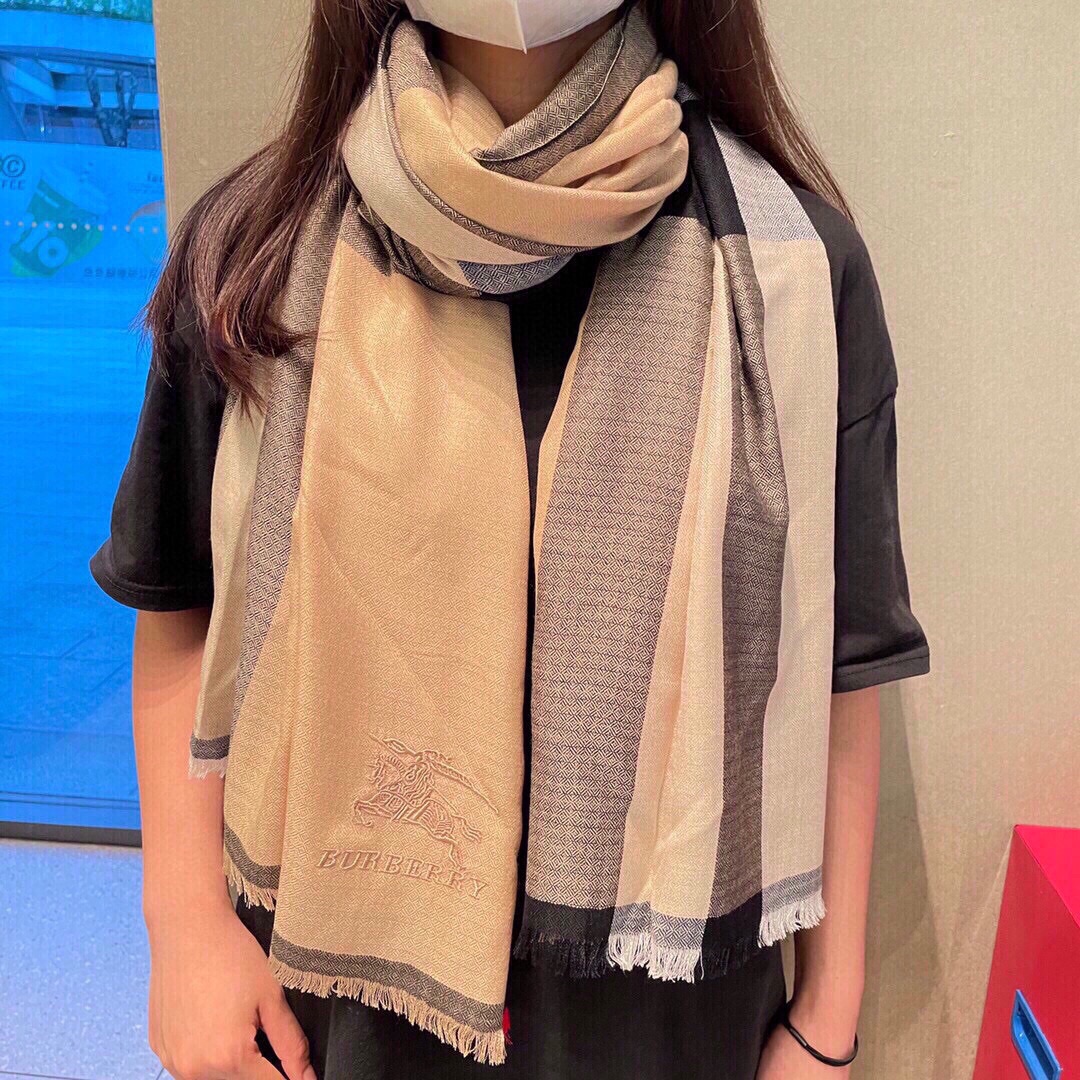 NO:187663,Burberry uses the classic original horse standard craft to embroider the horse and provide 300 pieces of Kashmir cashmere. It is encrypted. It feels so good that it has no friends. It is soft, light and breathable. Now the essential colors in the air-conditioning room and subway are all imported dyes. The dyeing brightness, color saturation is first-class and strong. The 200*90 widened size. The specifications are large enough. Because the customer supplies raw materials, there are not many goods that can be sold. If you want to grab it in a few days, you can't grab a high-version scarf, high-version scarf, burberry19860909巴宝莉采用经典原版马标工艺绣马纯正客供克什米尔山羊绒300支羊绒 加密处理.手感好到没朋友.糯软轻薄透气.现在空调室地铁里必备款颜色多次打样全部采用进口染料.染色亮度色泽度饱和度都是一等一的强.200*90加宽尺寸.规格也够大.因为客供原料.所以能出的货品不多.再过几天想抢都抢不到高版本围巾,高版本围巾,burberry,scarf