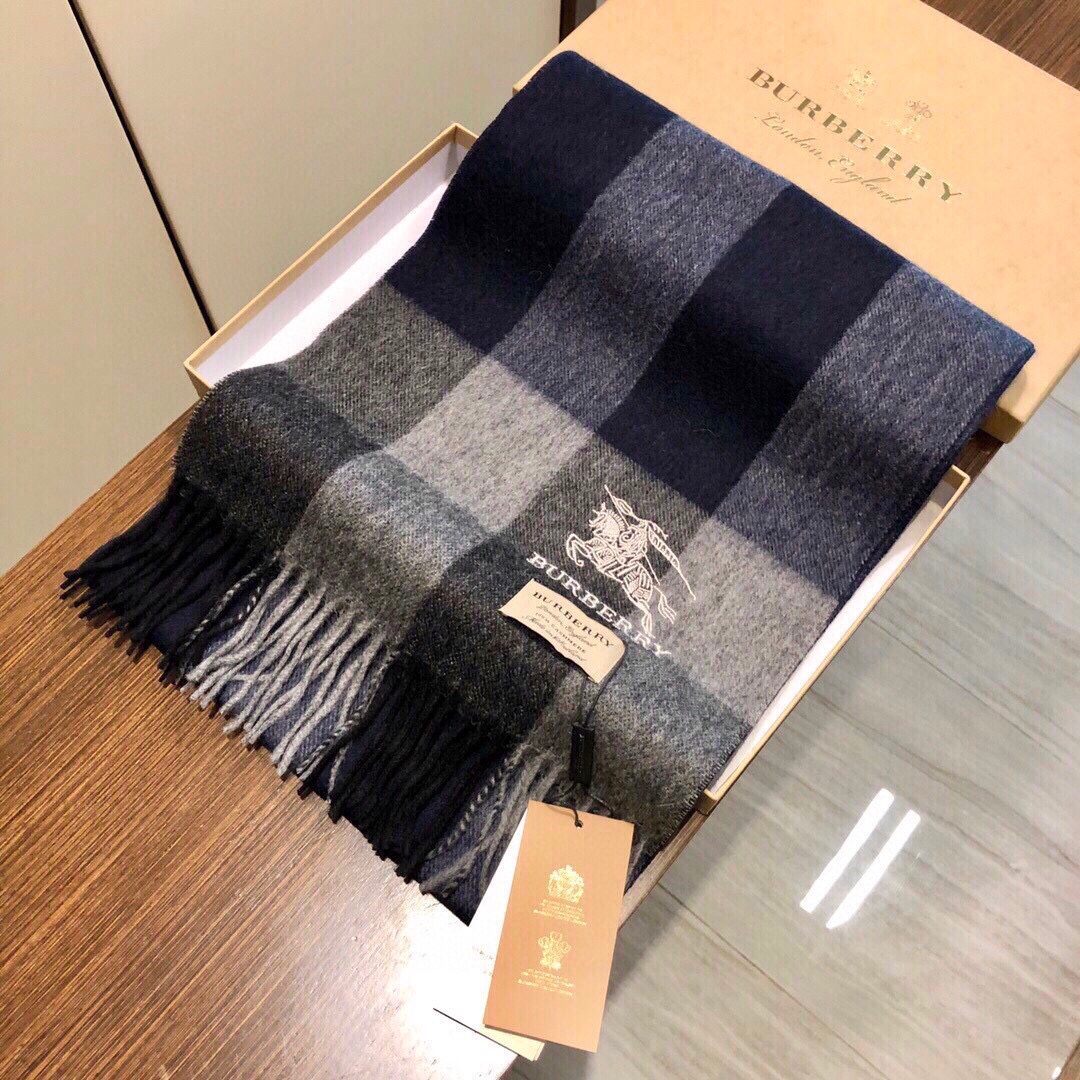 NO:187965,New, super recommended Burberry, the latest official website, the top cashmere material, top body, 100 likes, soft and skin-friendly, no neck-tie classic Burberry checked design, both men and women choose their own color they like, everyone should have it. Size 32x180, material; cashmere, heavy recommended high-version scarf, high-version scarf, burberry19860909上新 超级推荐巴宝莉 官网最新款男女通用情侣款顶级山羊绒材质上身100个赞 柔软亲肤,不扎脖经典巴宝莉格纹设计中性款男女各自选择自己中意的颜色人人都应该拥有.尺寸32x180,材质；羊绒,重磅推荐高版本围巾,高版本围巾,burberry,scarf