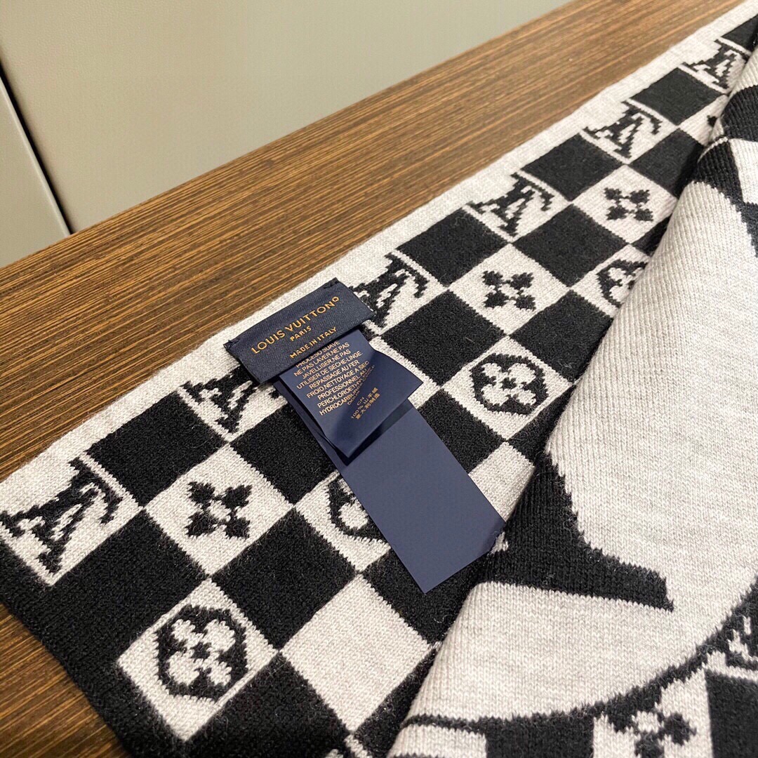 爆款到货LV棋盘格经典棋盘格男女通用围巾柔和舒适的羊绒带来今季最温暖贴心呵护️最顶级的品质️羊绒线织出漂