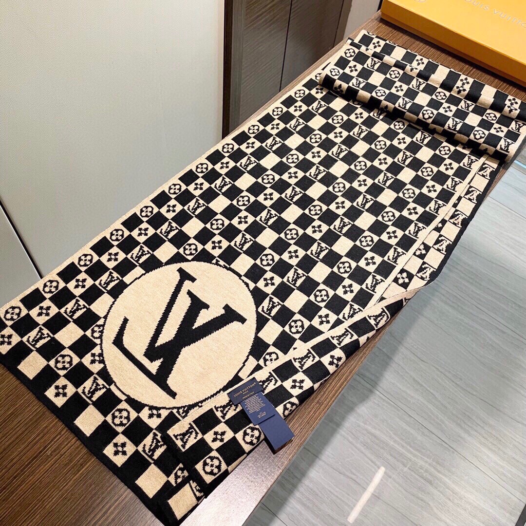 爆款到货LV棋盘格经典棋盘格男女通用围巾柔和舒适的羊绒带来今季最温暖贴心呵护️最顶级的品质️羊绒线织出漂