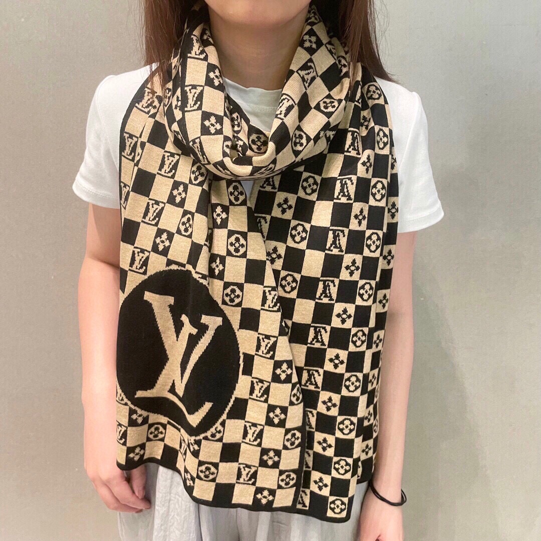 爆款到货LV棋盘格经典棋盘格男女通用围巾柔和舒适的羊绒带来今季最温暖贴心呵护️最顶级的品质️羊绒线织出漂