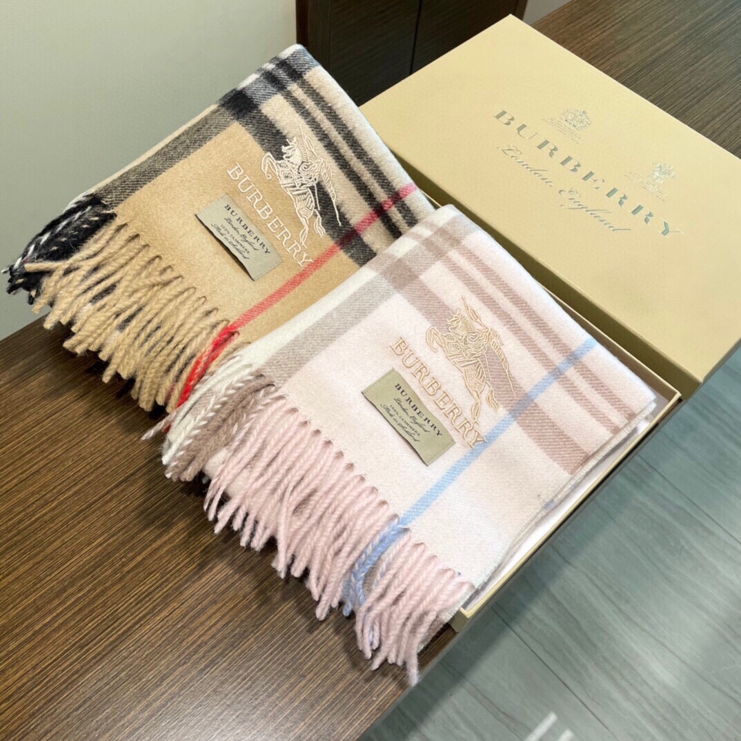 NO:187960,Top-notch high-end Burberry for Dubai export] Men's and women's scarves new cashmere classic striped braided scarves high-end products classic war horse logo embroidery, fashion brand top design models you will understand that the quality is really super soft, warm and skin-friendly. There are only a few foreign counters in stock. It is really rare to buy cashmere material 32x180cm (excluding tassels) is definitely a high-end high-end high-version scarf with slow hand, high-version scarf, burberry19860909爆款顶级高尖端巴宝利供迪拜出口货】男士女士围巾新品羊绒经典条纹编织围巾高尖端产物经典战马logo刺绣,时尚大牌的顶尖设计款拿到手你就会明白质量真的超级赞超级柔软保暖亲肤此款目前只有国外几个专柜有货真的是臻品罕见客供羊绒材质32x180cm(不含流苏)绝对是手慢无的高端精品高版本围巾,高版本围巾,burberry,scarf