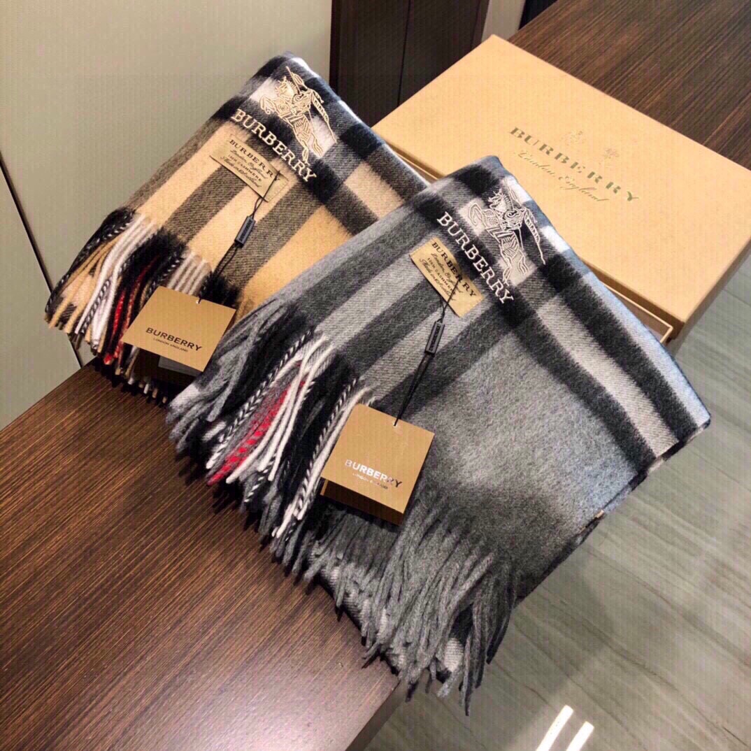 NO:187978,VIP recommended the latest model of the Burberry counter [top cashmere shawl scarf] hits the original product. The real thing is really beautiful. The embroidered shawl with exquisite logo. The color of the whole scarf is very well matched. The details can be seen. The entire shawl scarf gives people a big brand aura and is very exquisite. High-end VIP recommended a new 70X200cm high-version scarf, high-version scarf, burberry, shawls19860909vip推荐巴宝利专柜最新款【顶级羊绒披肩围巾】爆款哦 实物真心美 披肩配以精美logo的刺绣整条围巾颜色的搭配都非常到位细节都可见整个披肩围巾给人大牌气场的同时又非常精致高端VIP推荐绝对值得入手的新款70X200cm高版本围巾,高版本围巾,burberry,shawls,scarf