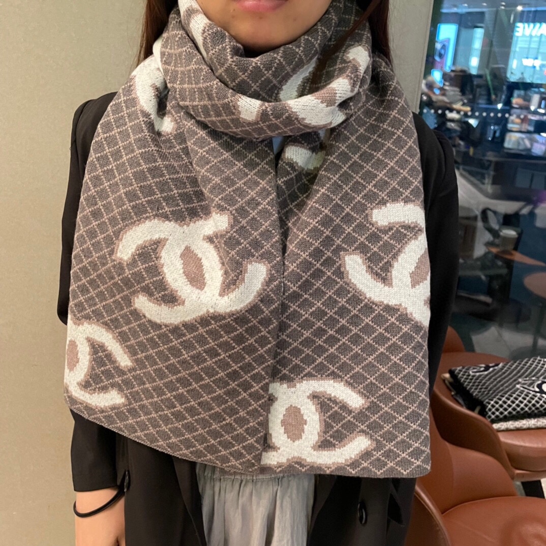 香奈儿针织双面围巾顶级高端货绝美百搭款专柜限量哦️有钱都很难订到顶级山羊绒针织围巾整条围巾全部手工订制针