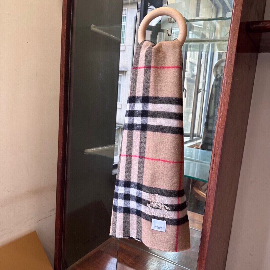 burberry专柜短须边经典羊绒格子围巾!!真香系列必入推荐!专柜最新品相目前专柜都换上了四角缝白标新