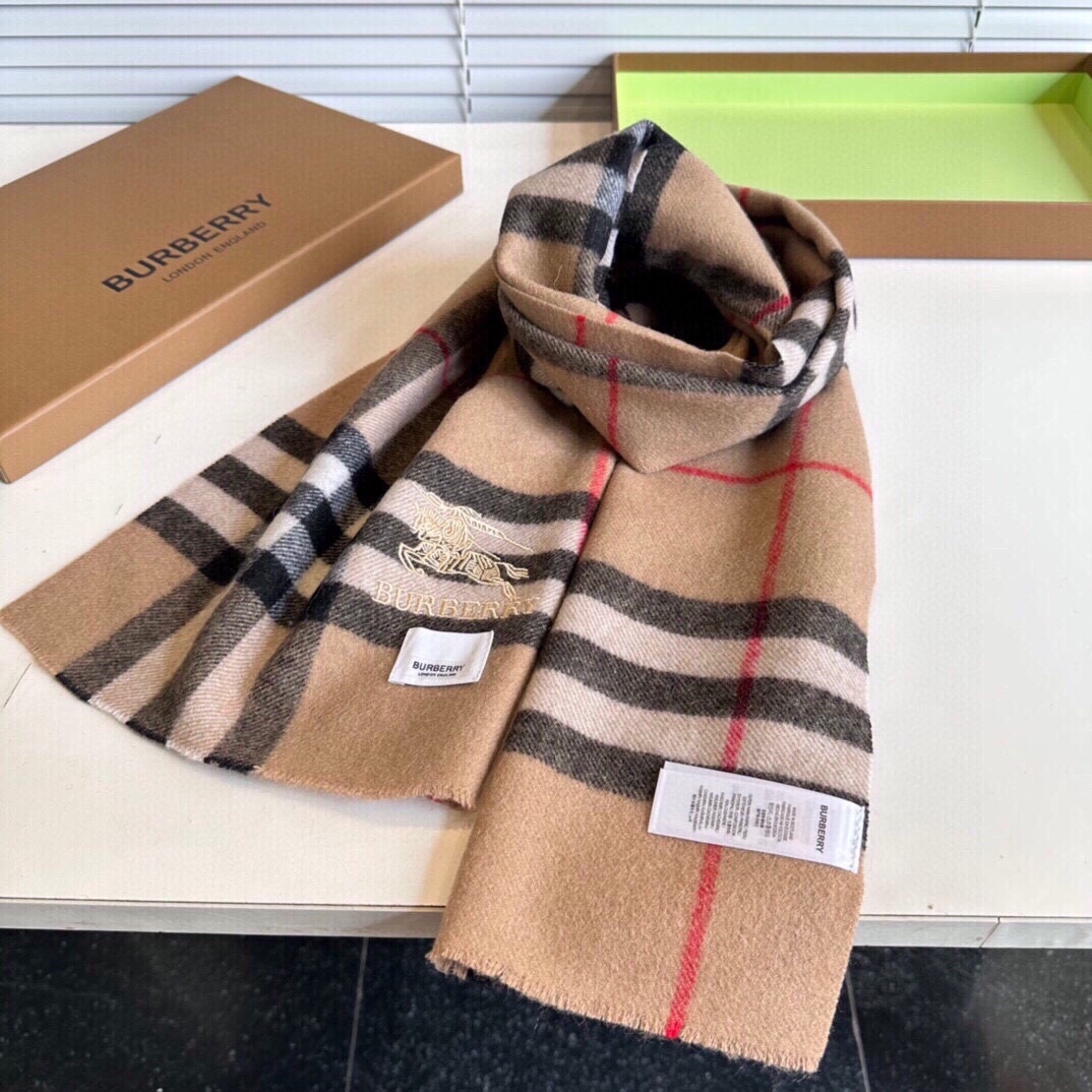 burberry专柜短须边经典羊绒格子围巾!!真香系列必入推荐!专柜最新品相目前专柜都换上了四角缝白标新