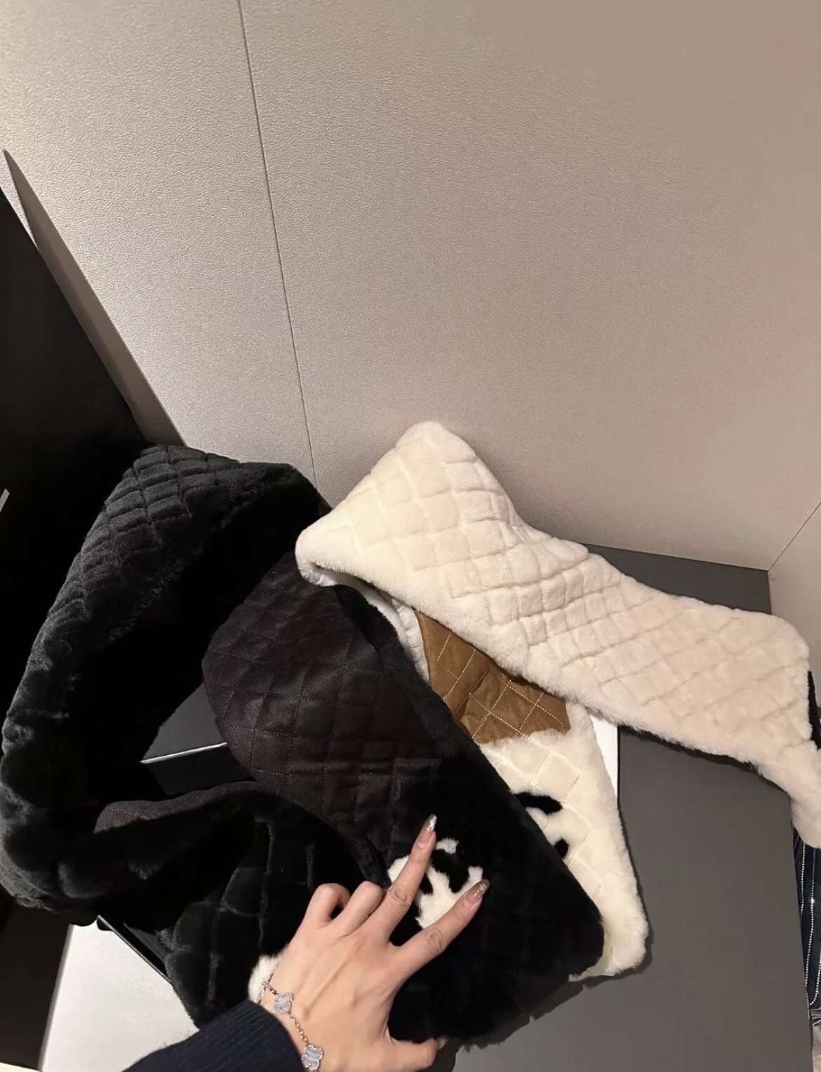 ️超级保暖Chanel秋冬新款!!!简约奢华大气白富美进口人工皮草和羊绒的结合高级的范畴已不只是围巾披肩